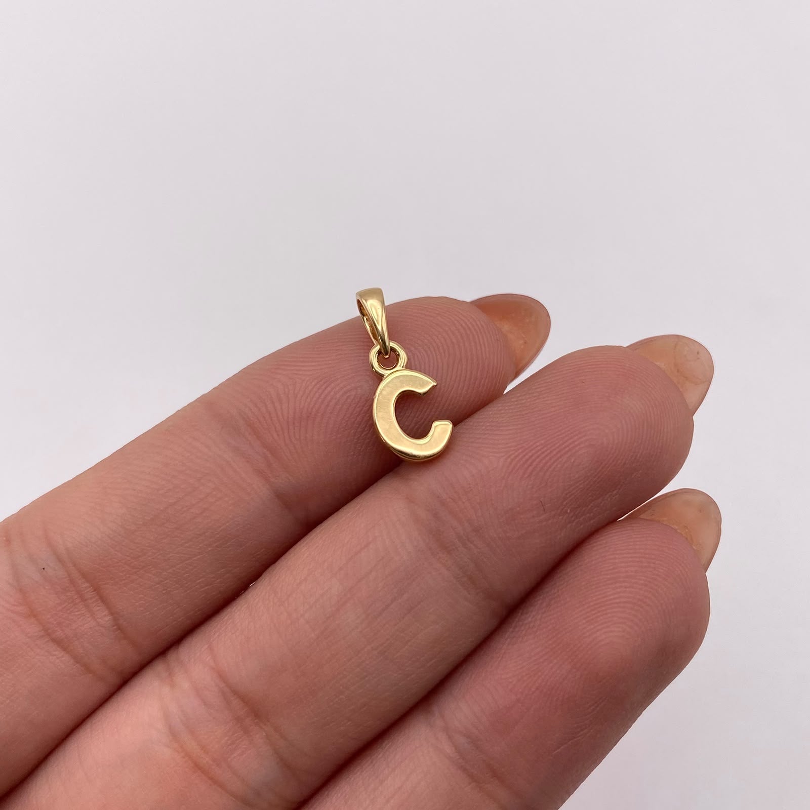 Dije letra C  Oro amarillo 18k 0,6 Gr / 6,4 mm / 1,3 Cm