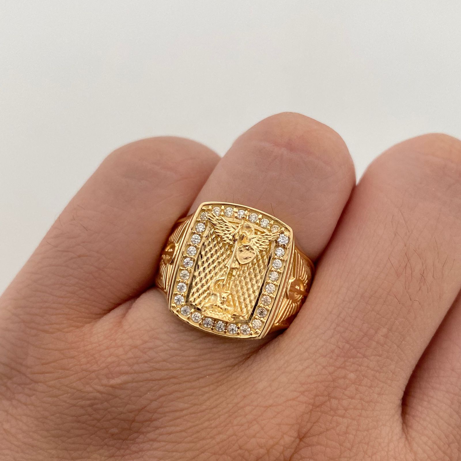 Anillo San miguel arcangel cuadrado circones blancos Oro amarillo 18k / Talla 9 1/2 / 7 Gr / 7,5 mm