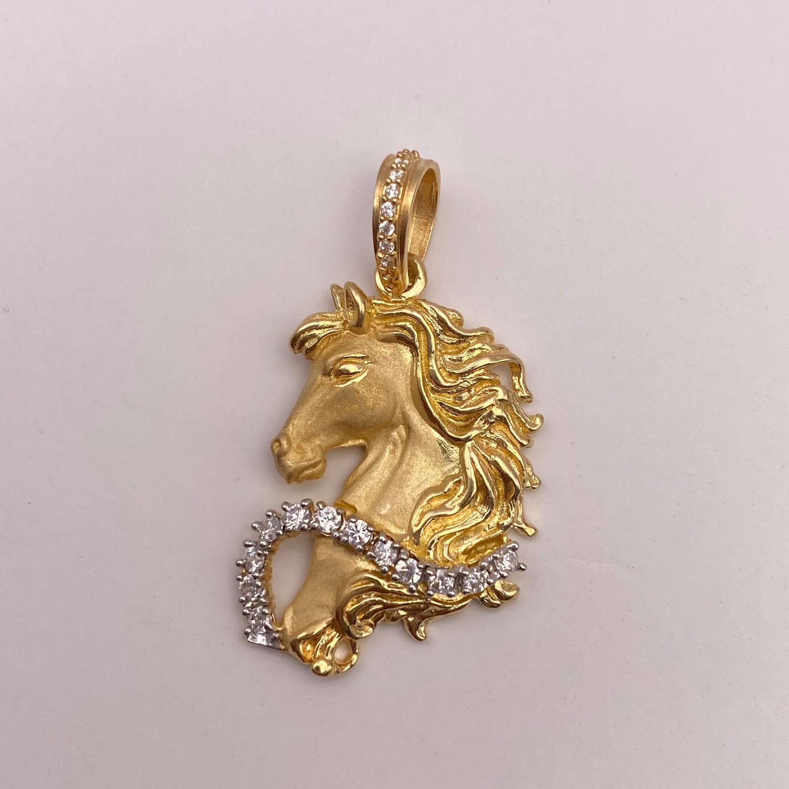 Dije caballo mate circones blancos Oro amarillo 18k 5,98 Gr / 19,9 mm / 3,5 Cm