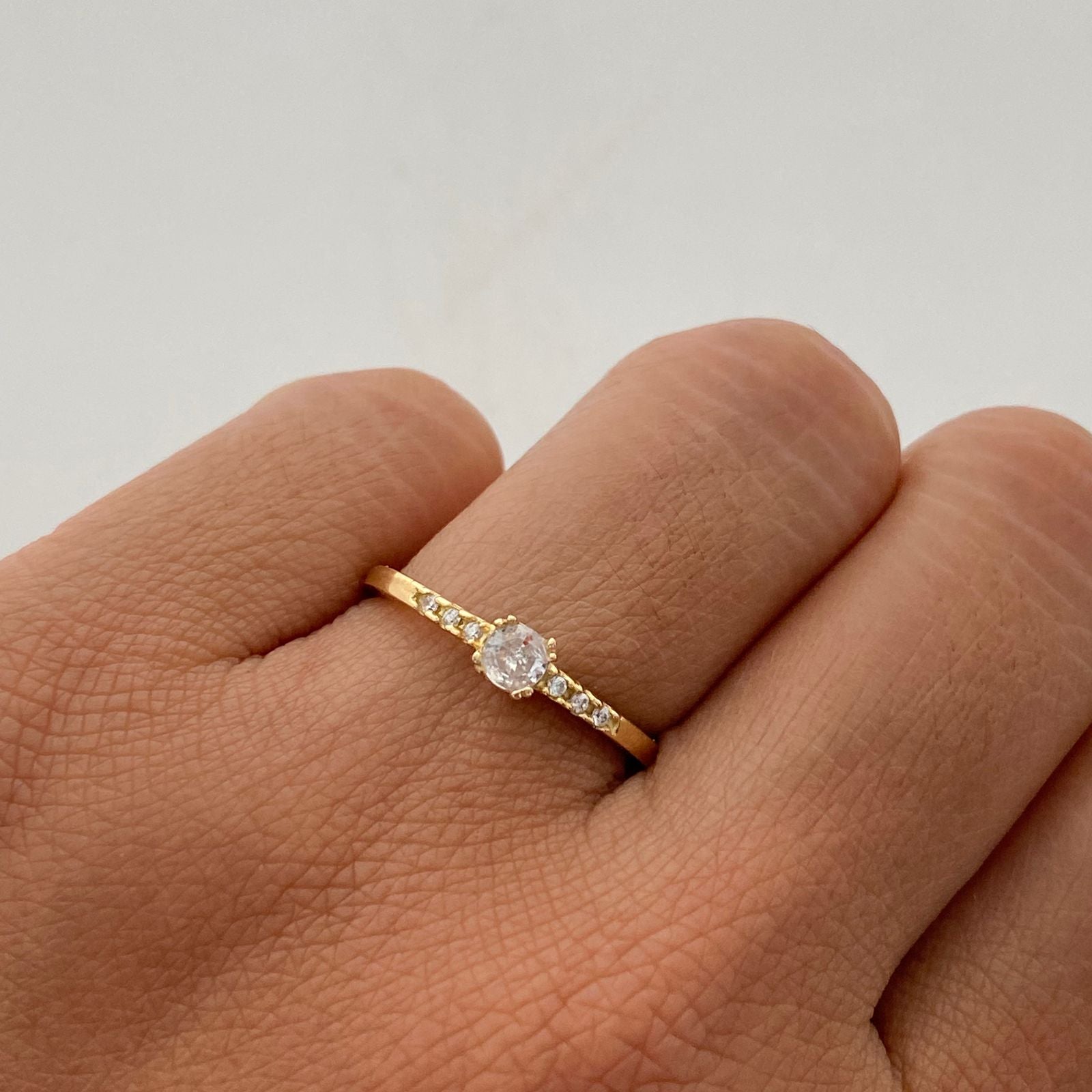Anillo Solitario Oro amarillo 18k / Talla 6 1/2 / 2,15 Gr / 2,1 mm