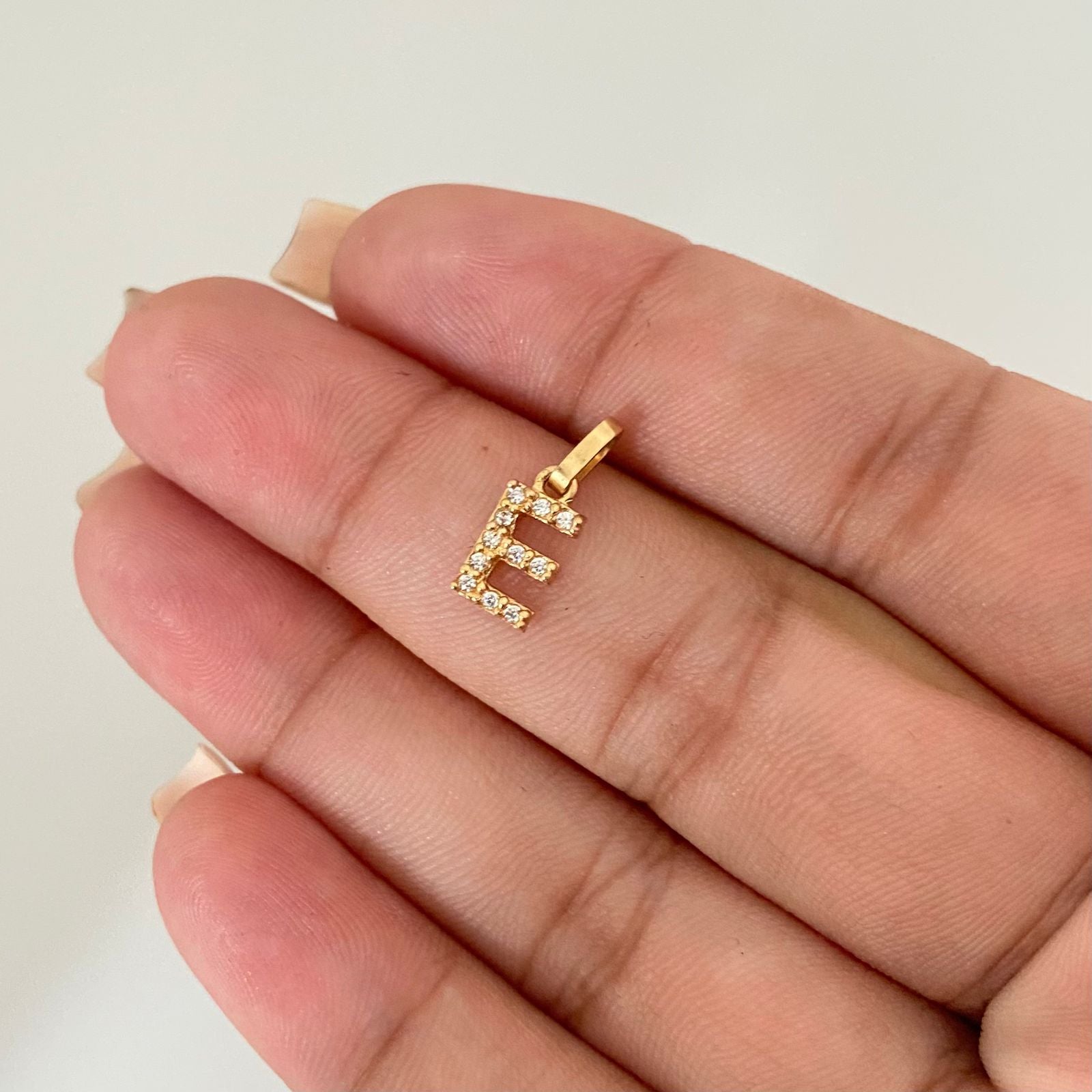 Dije letra E casting Oro amarillo 18k 0,5 Gr / 1,5 Cm