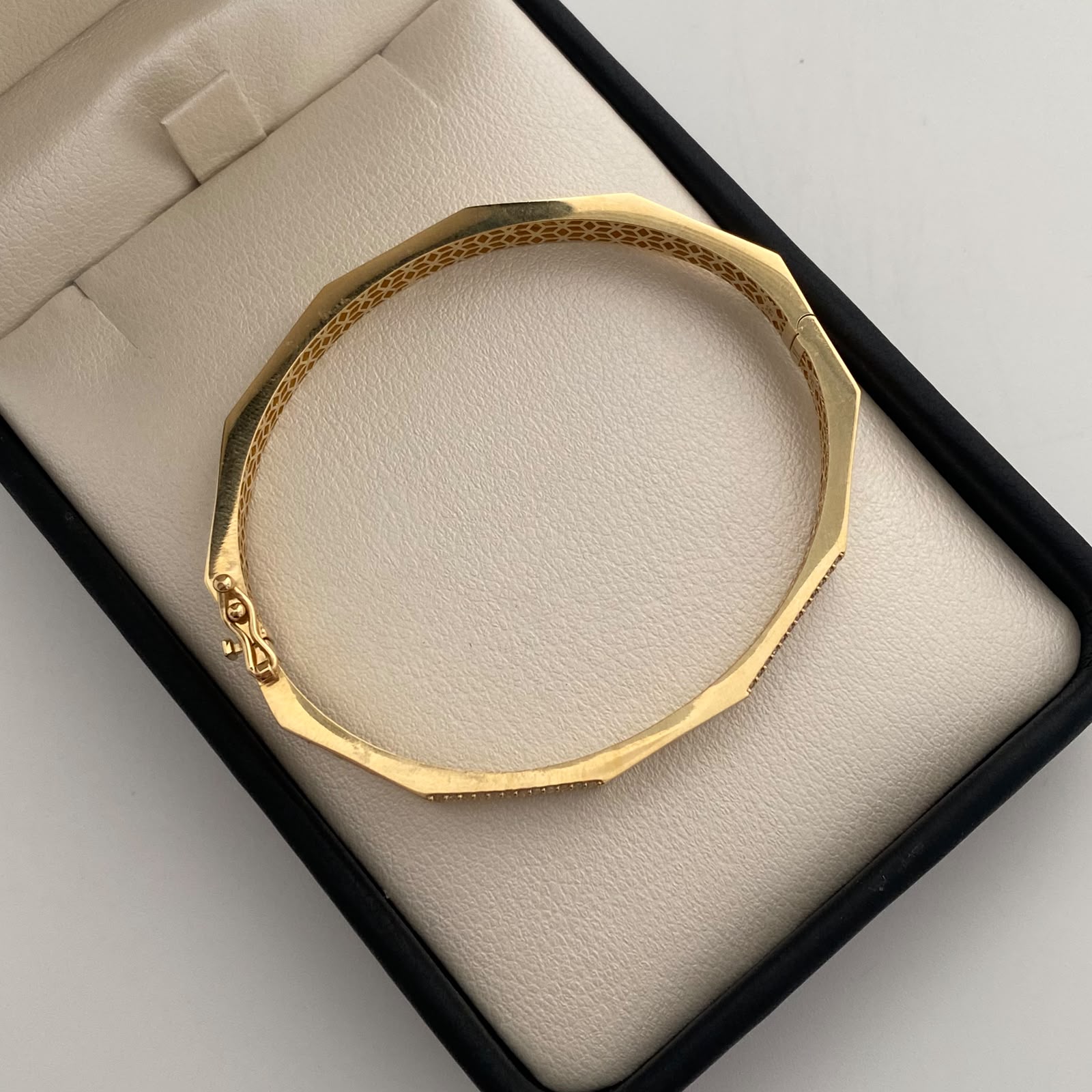 Aro It Sello Casting Oro amarillo 18k +6 / 9,65 Gr / 5,6 mm / 18,5 Cm