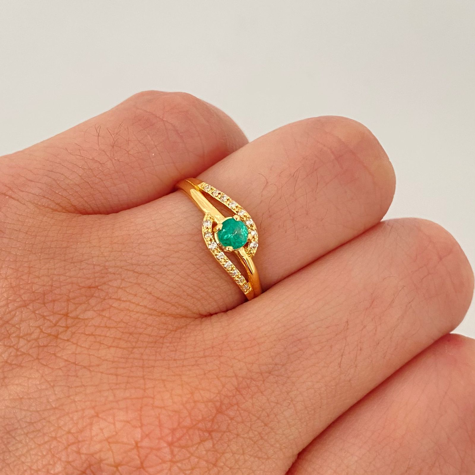 Anillo ondas diamantes centro esmeralda (Joya 750) Oro amarillo 18k / Talla 7 1/2 / 1,95 Gr
