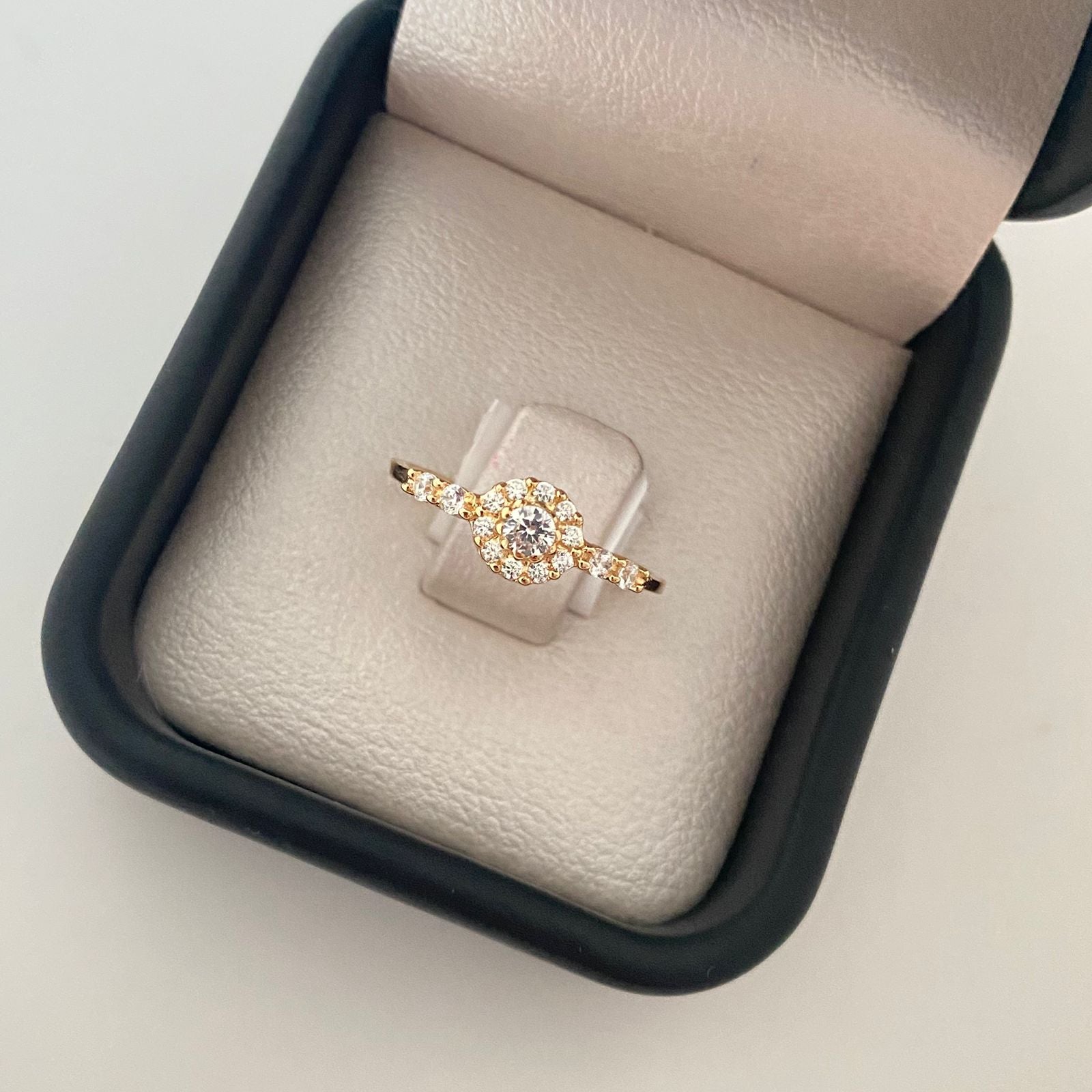 Anillo centro casting rendondo circones laterales Oro amarillo 18k / Talla 6 1/2 / 1,60 Gr