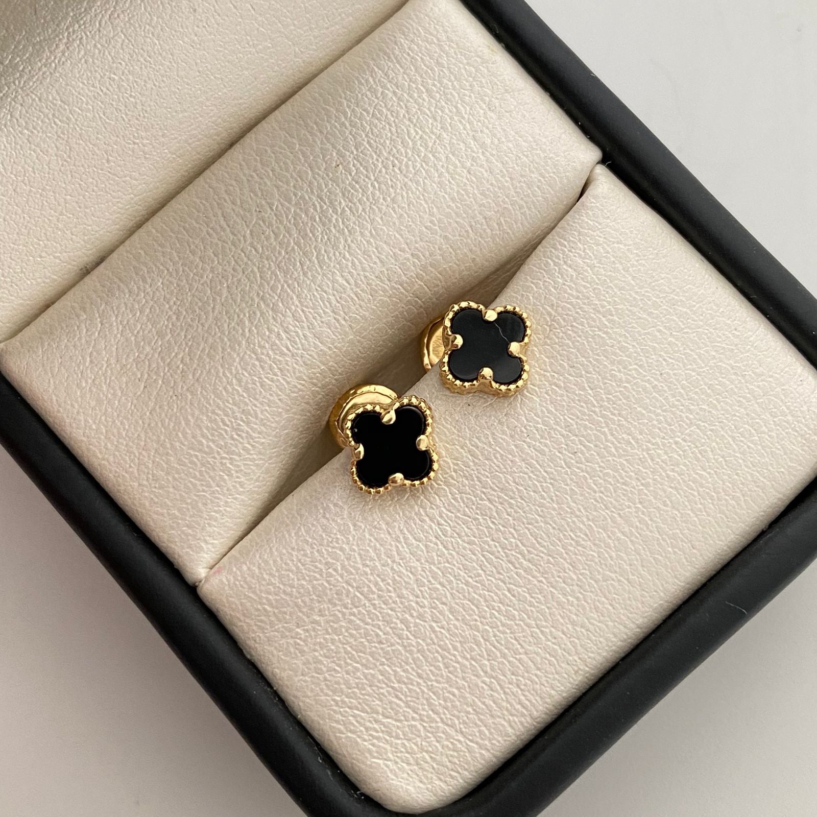 Topos trebol negro  Oro amarillo 18k 1,5 Gr / 6,1 mm