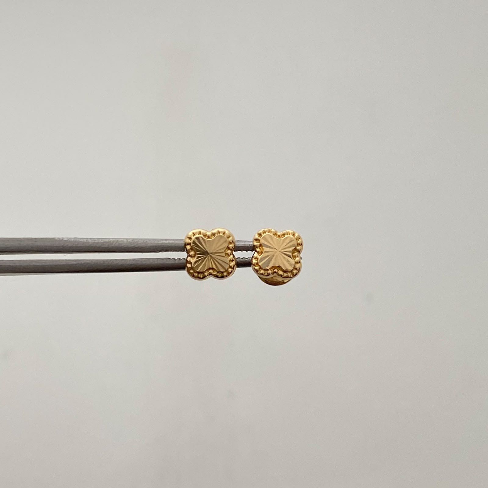 Topos Trebol Diamantado Oro amarillo 18k 0,65 Gr / 6,1 mm