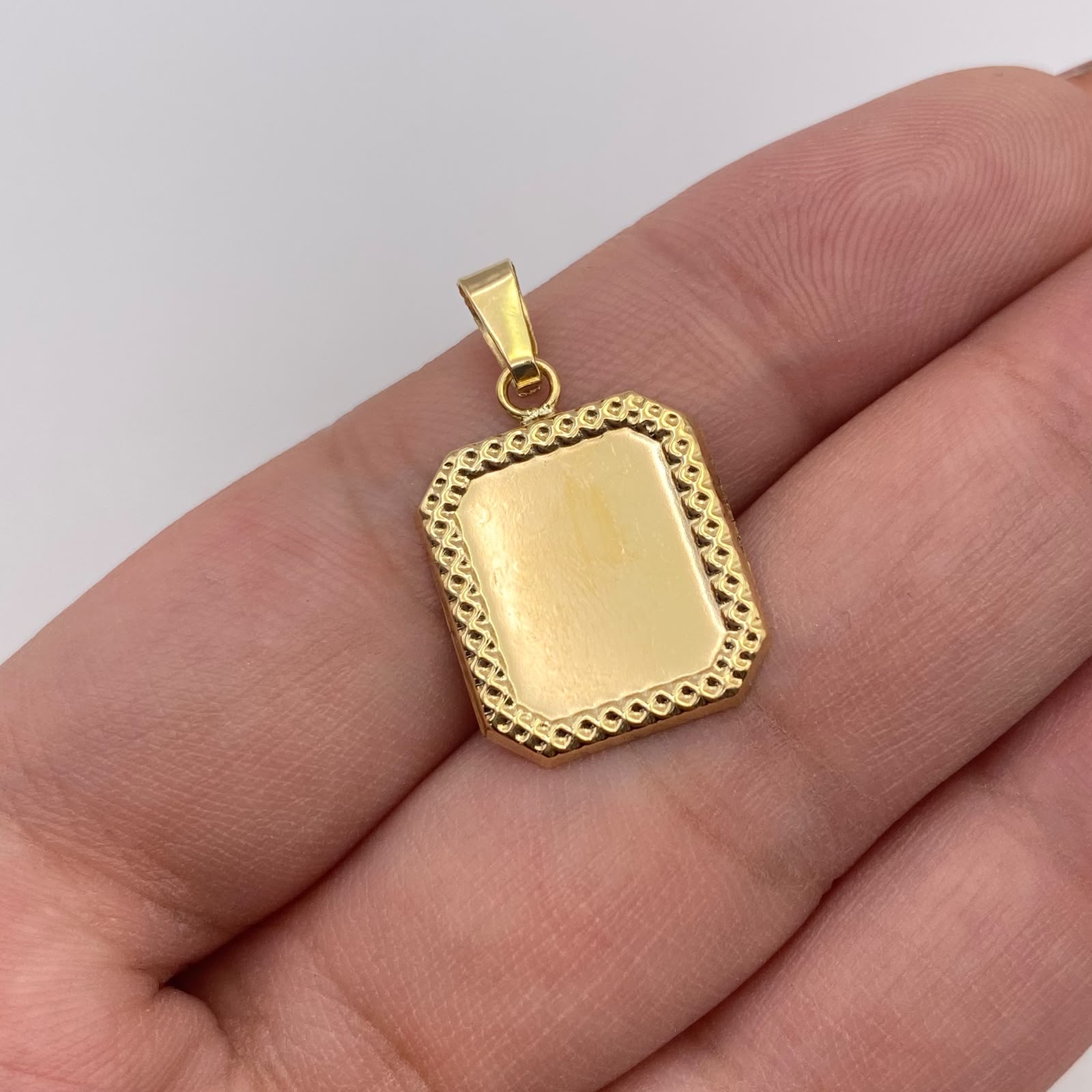 Dije placa fotograbado borde diamantado Oro amarillo 18k 1,18 Gr / 14,85 mm / 2,3 Cm