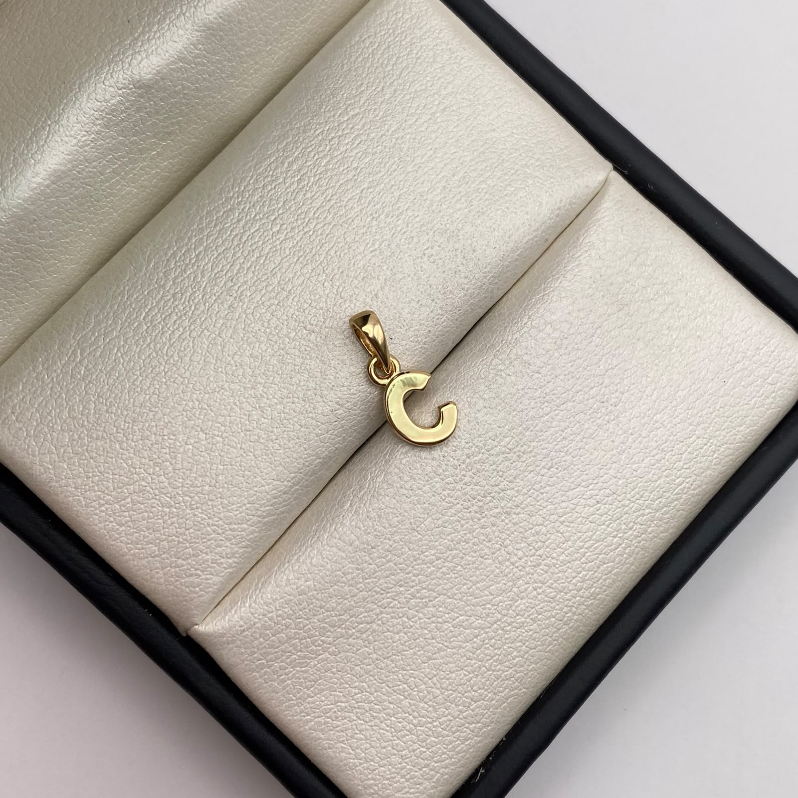 Dije letra C Oro amarillo 18k 0,65 Gr / 6,4 mm / 1,3 Cm