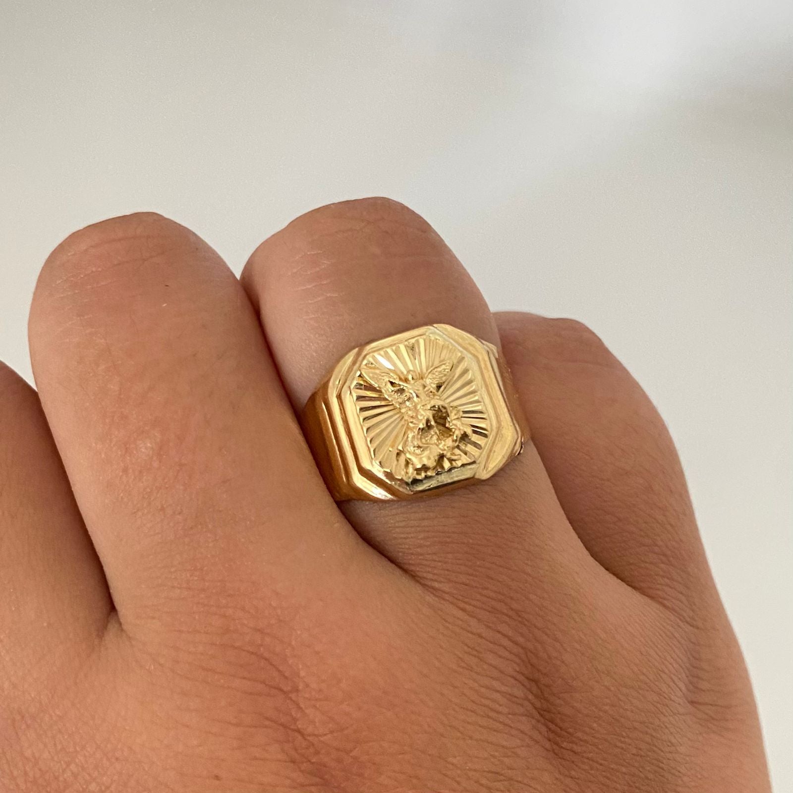 Anillo san miguel arcangel fondo diamantado Oro amarillo 18k / Talla 11 / 3,95 Gr