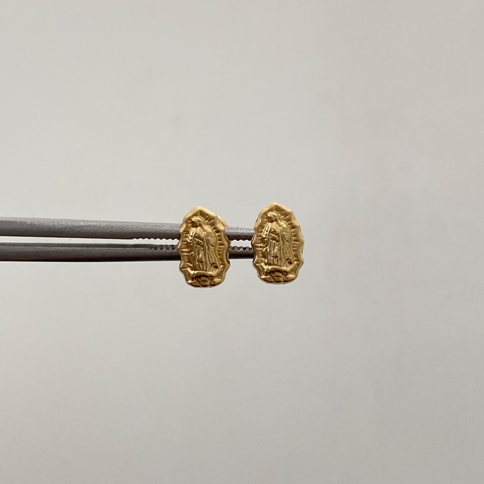 Topos Virgen Guadalupe Silueta Oro amarillo 18k 0,6 Gr / 5,4 mm