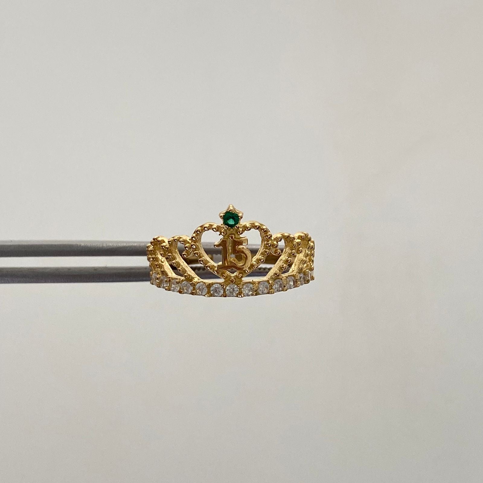 Anillo 15 Corona Circones blancos y verdes Oro amarillo 18k / Talla 8 / 2,7 Gr