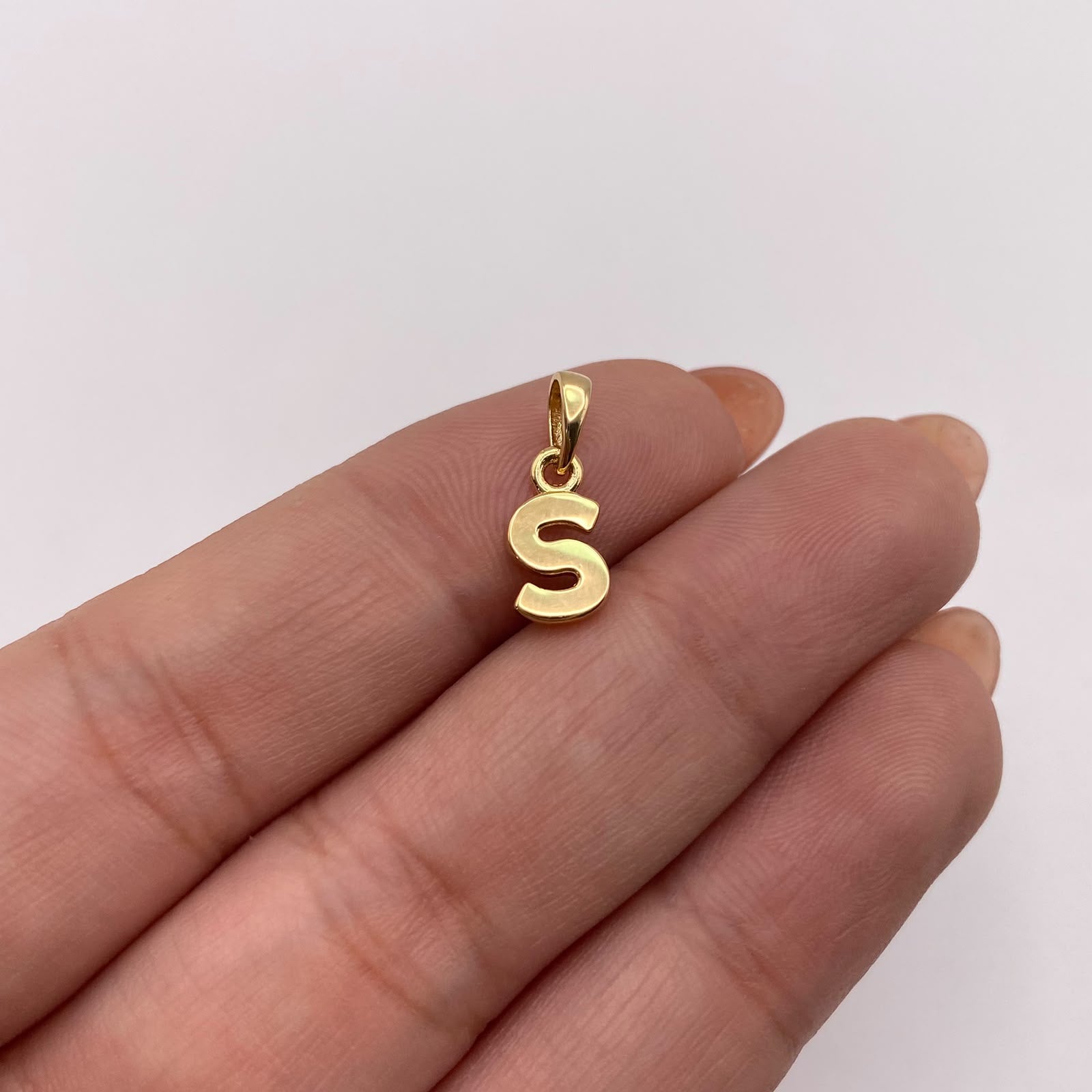 Dije letra S Oro amarillo 18k 0,65 Gr / 6,03 mm / 1,3 Cm
