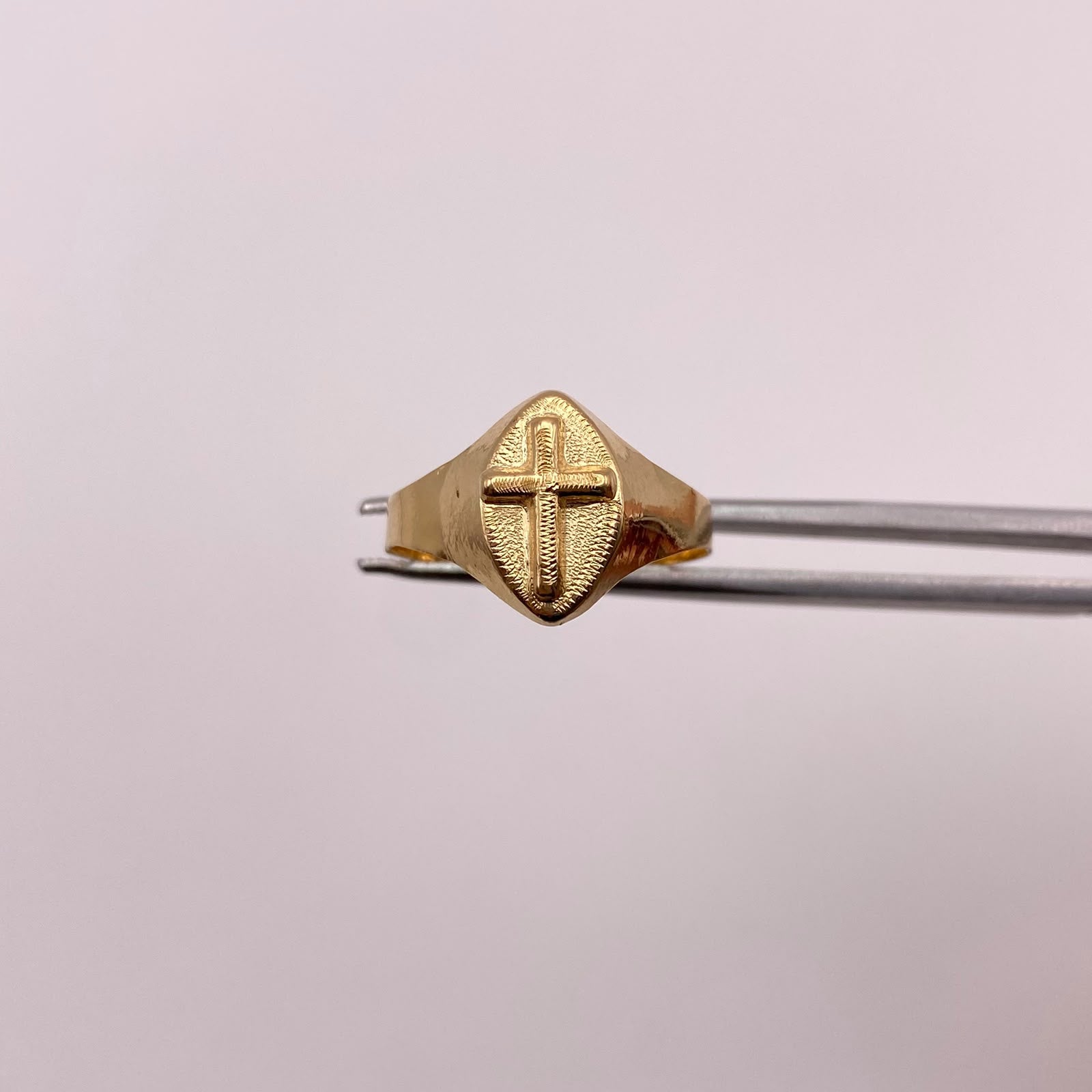 Anillo Troquel cruz  Oro amarillo 18k / Talla 7 3/4 / 1,55 Gr / 2,6 mm