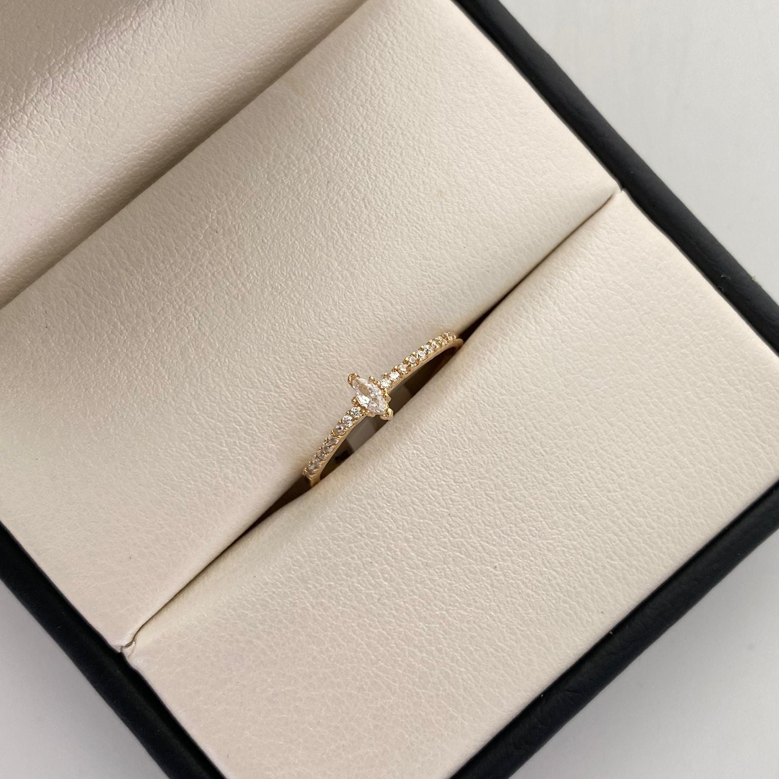 Anillo Solitario Ovalado Oro amarillo 18k / Talla 7 / 1,1 Gr / 1,2 mm