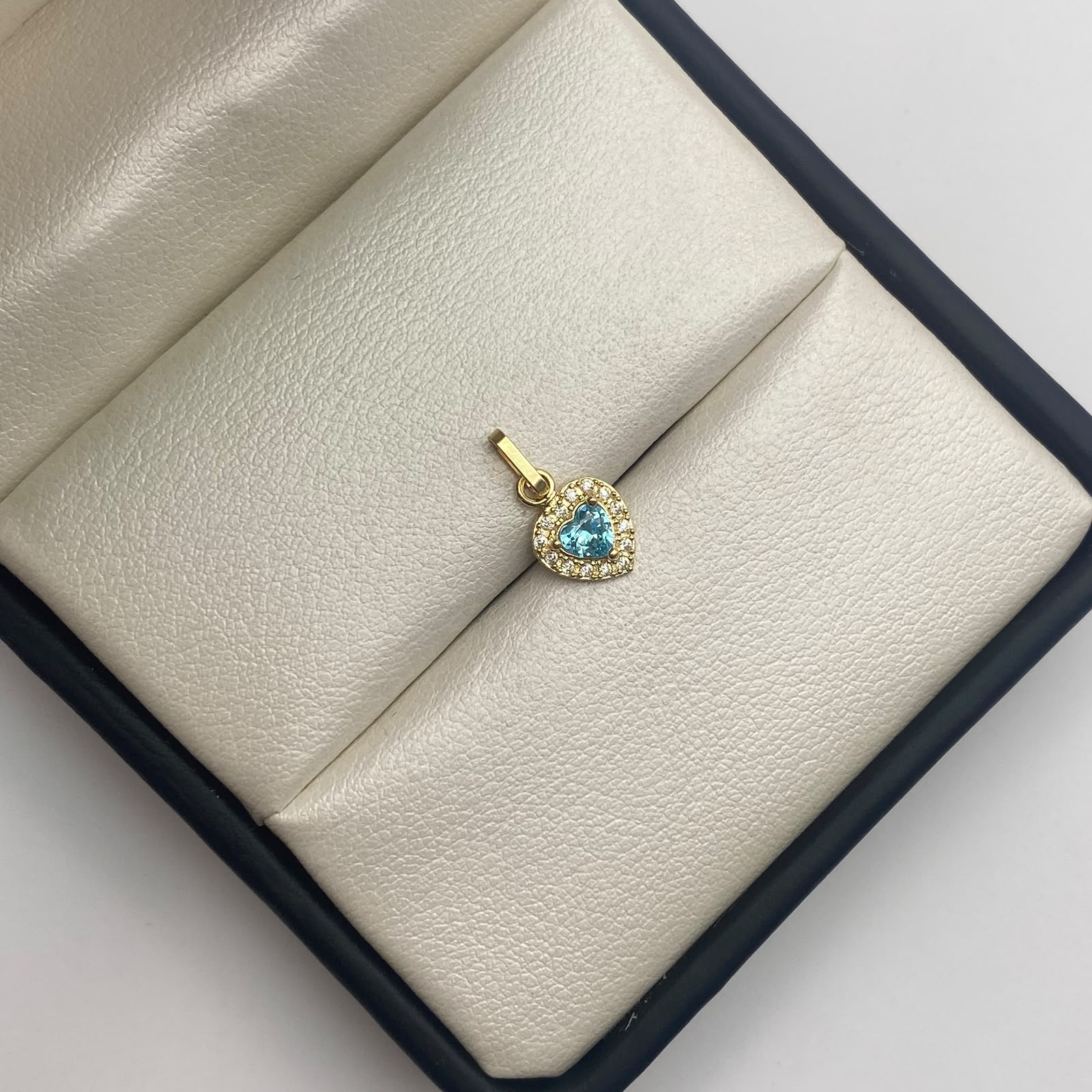 Dije Corazon circon azul y blancos Oro amarillo 18k 0,7 Gr / 7,7 mm / 1,5 Cm