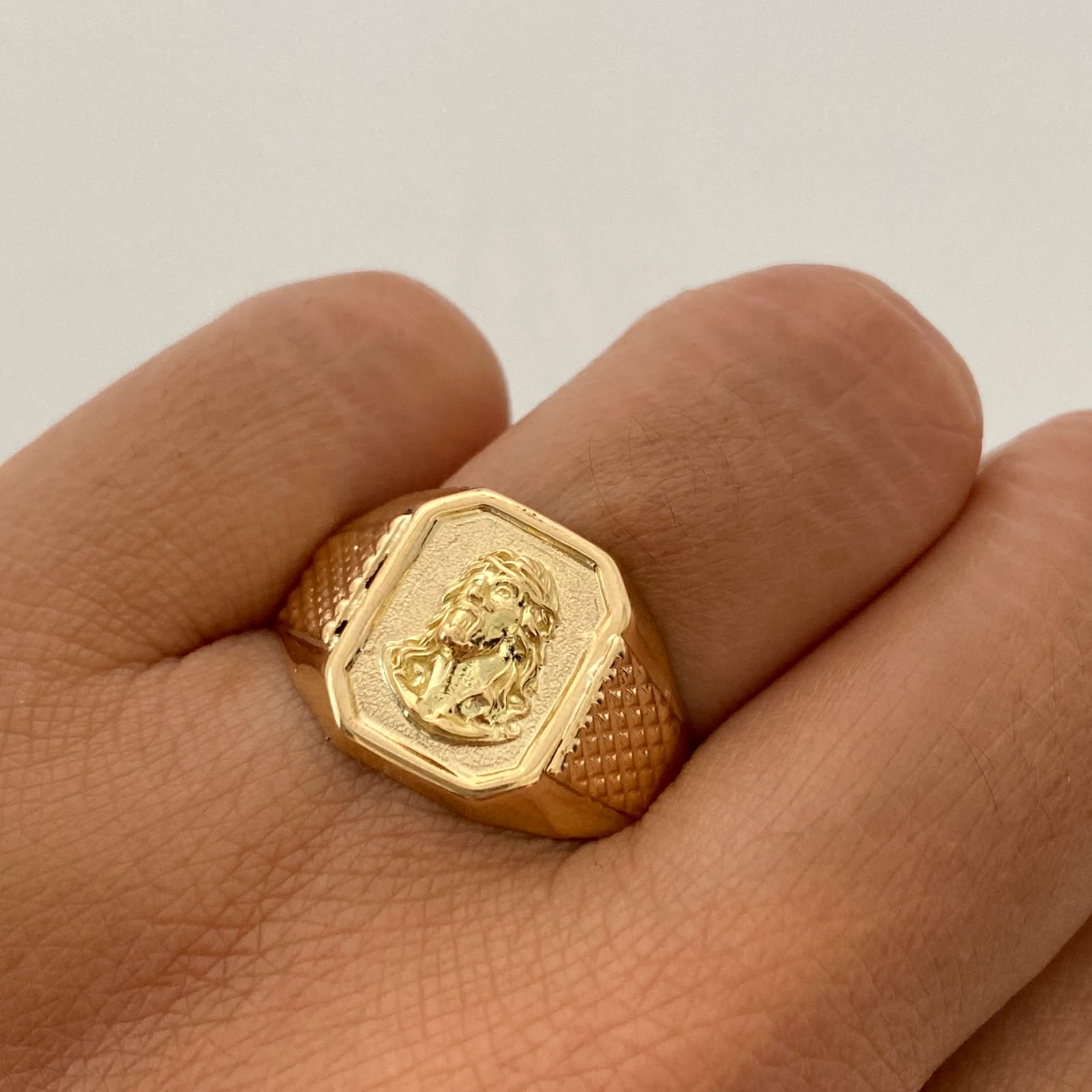 Anillo Troquel Rostro Oro amarillo 18k / Talla 12 / 3,55 Gr / 4,1 mm