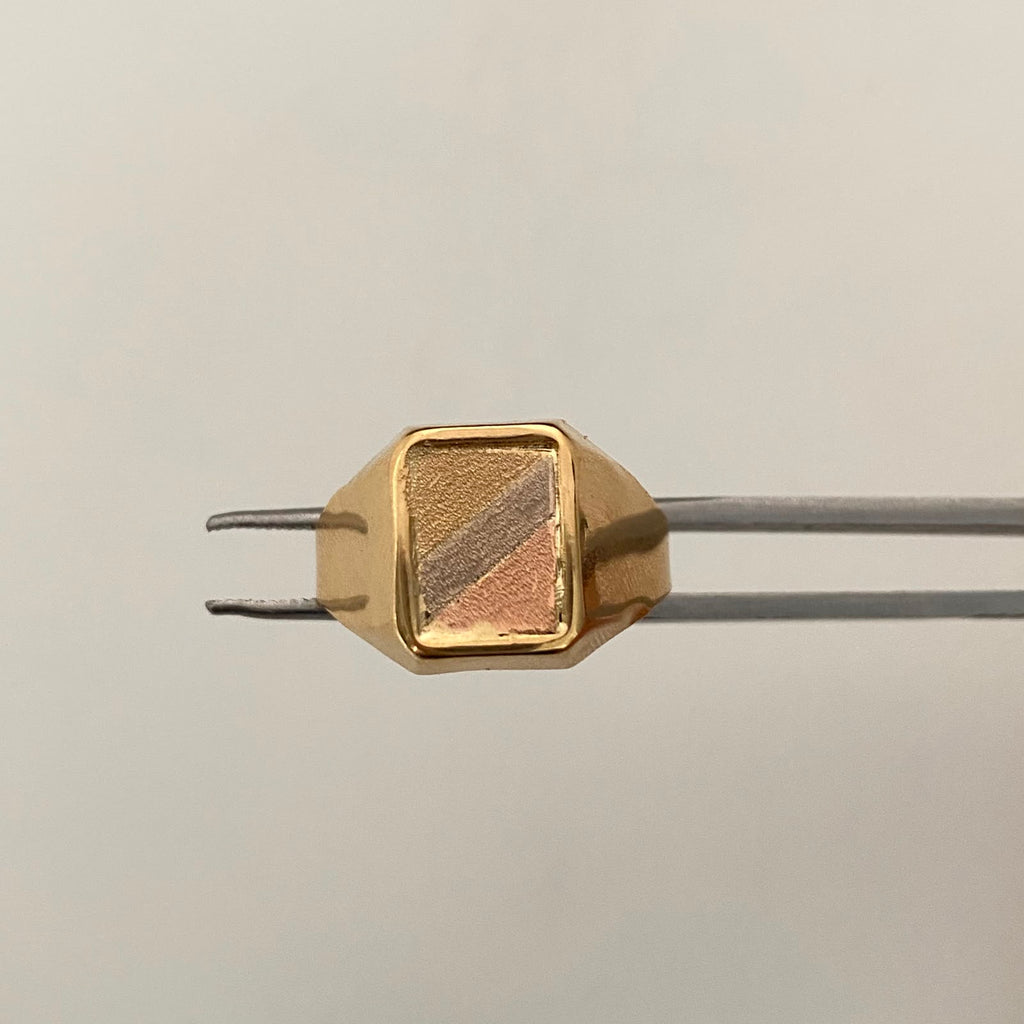 Anillo Cuadrado Toquel Mate Tres oros 18k / Talla 10 1/2 / 3,15 Gr / 4,1 mm