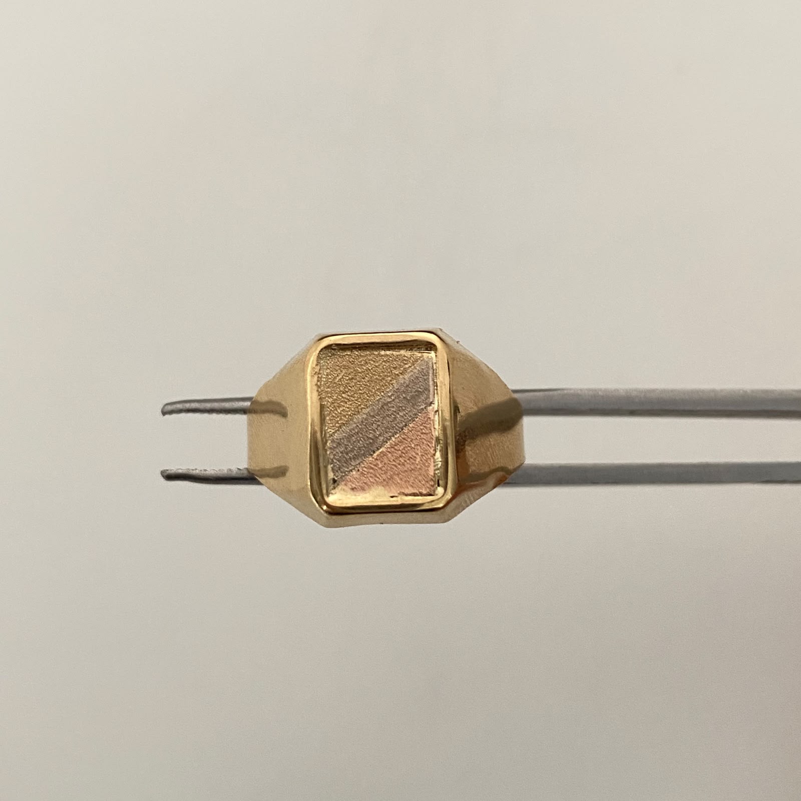 Anillo Cuadrado Toquel Mate Tres oros 18k / Talla 10 1/2 / 3,15 Gr / 4,1 mm