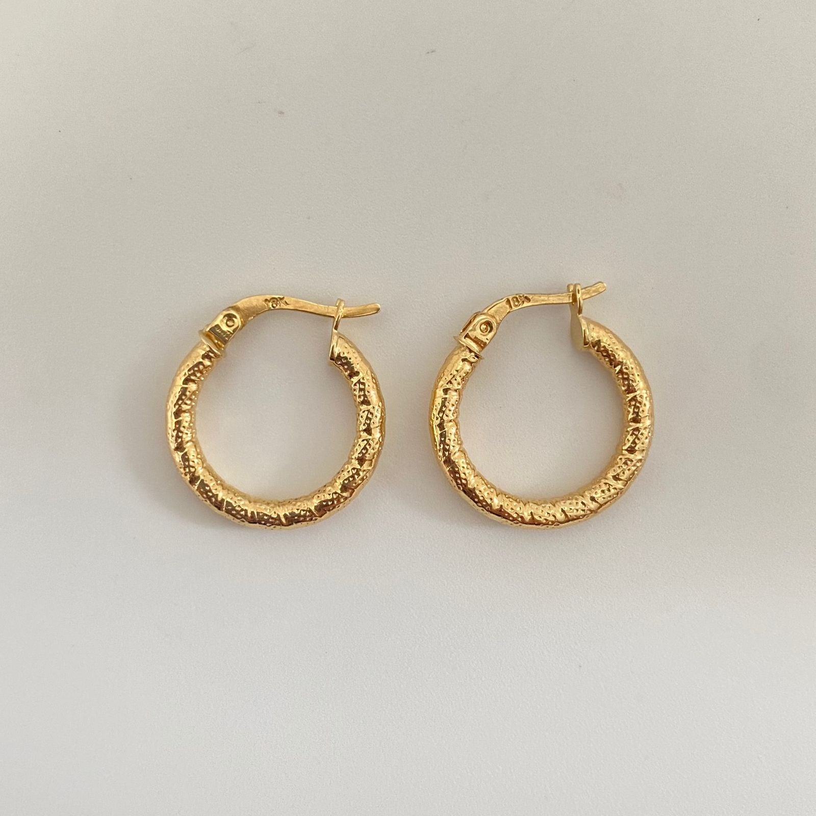 Candonga punteada grabado lineas Oro amarillo 18k 1,85 Gr / 2,0 Cm