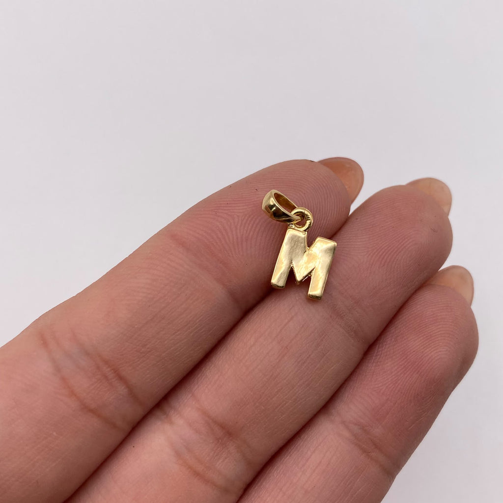Dije letra M Oro amarillo 18k 0,85 Gr / 7,04 mm / 1,3 Cm