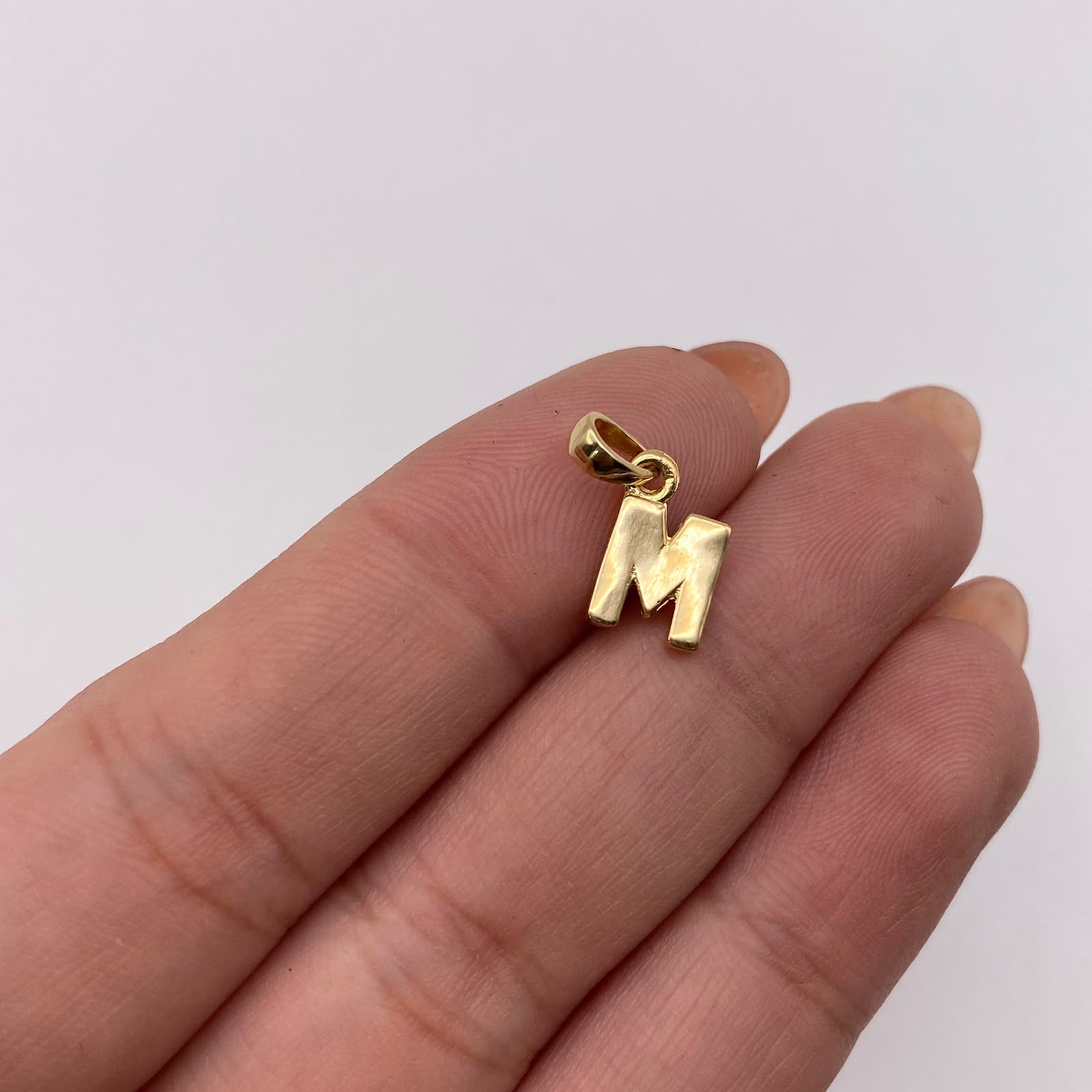 Dije letra M Oro amarillo 18k 0,85 Gr / 7,04 mm / 1,3 Cm