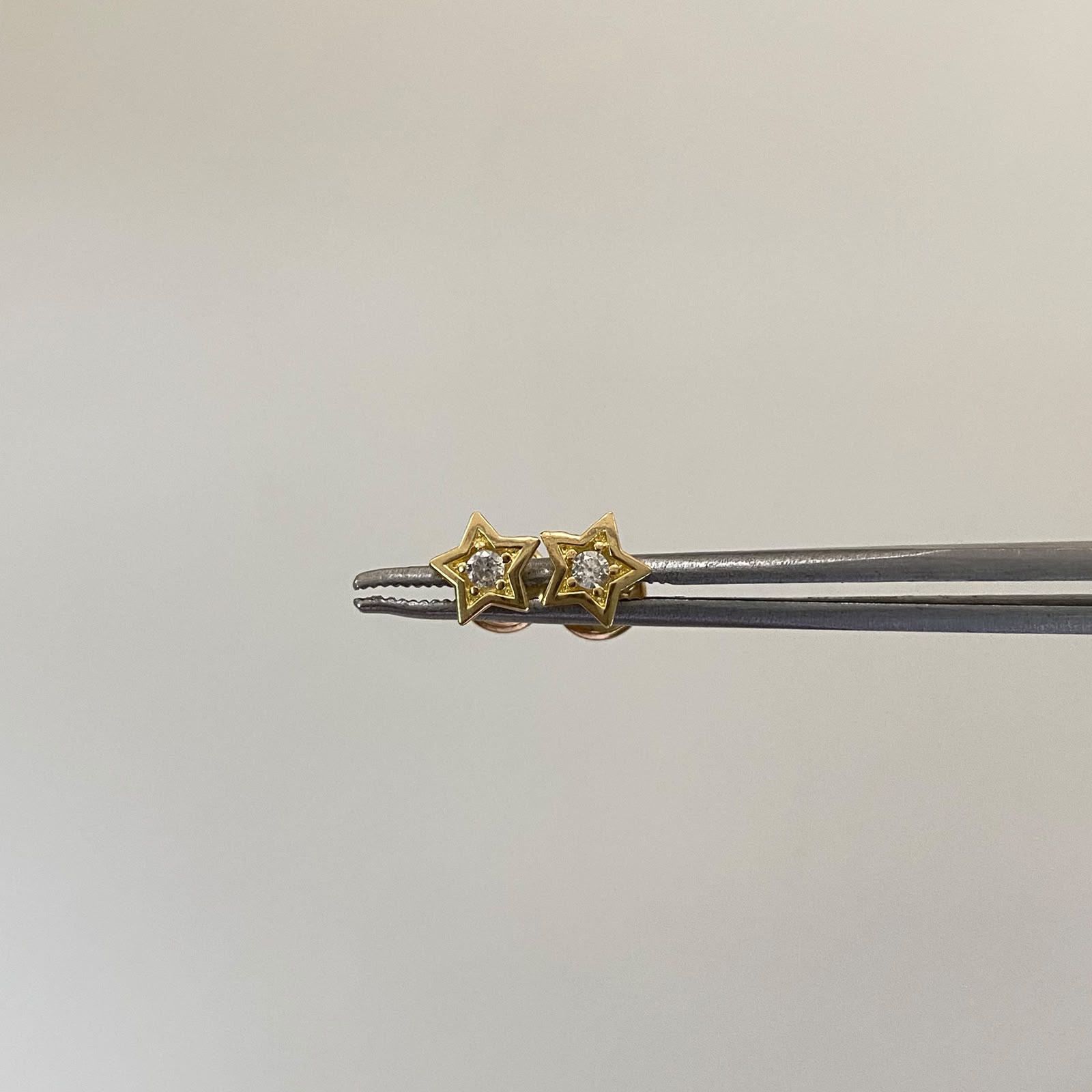 Topos estrella circon blanco  Oro amarillo 18k 0,75 Gr / 6 mm