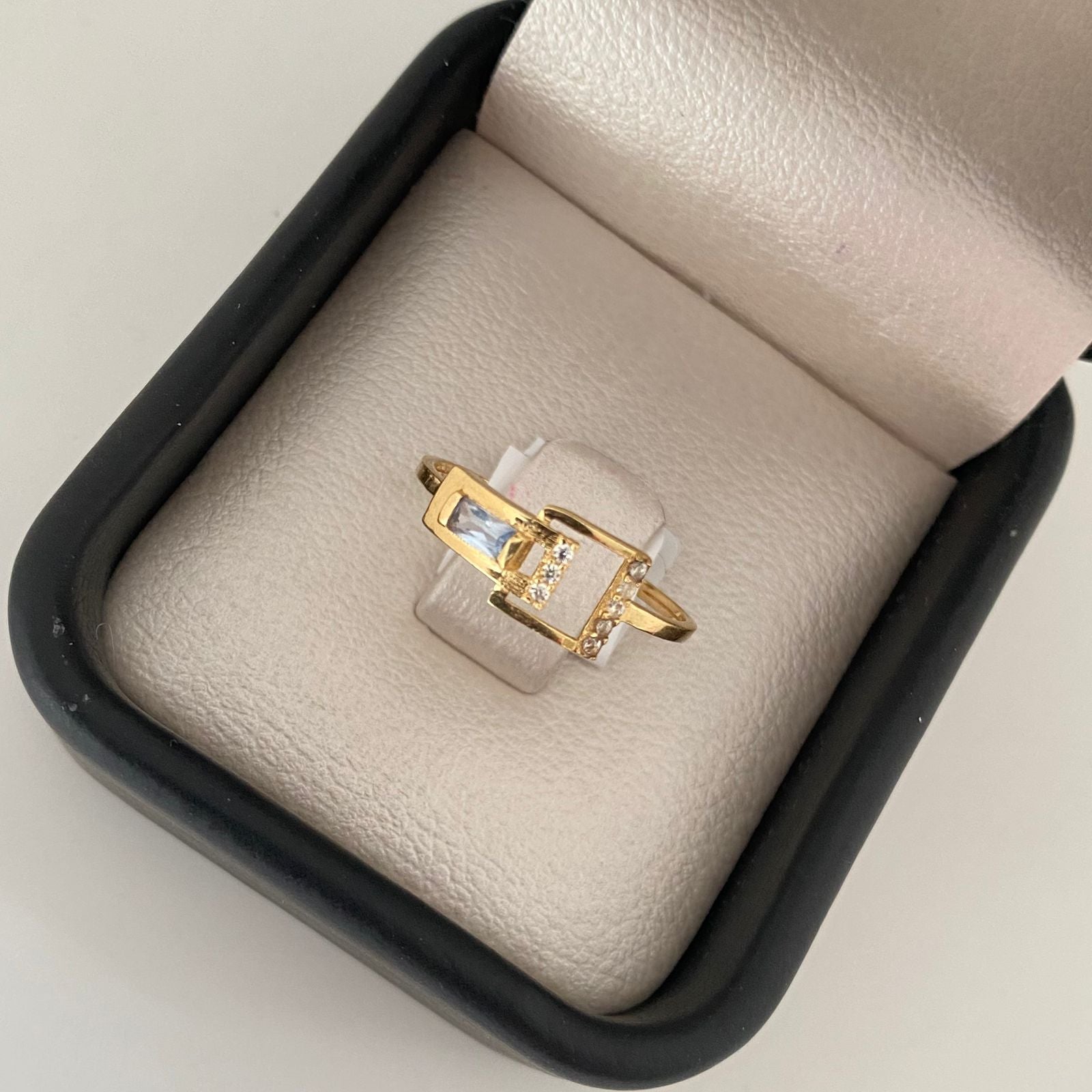 Anillo cuadros circon azul celeste Oro amarillo 18k / Talla 7 1/2 / 1,25 Gr