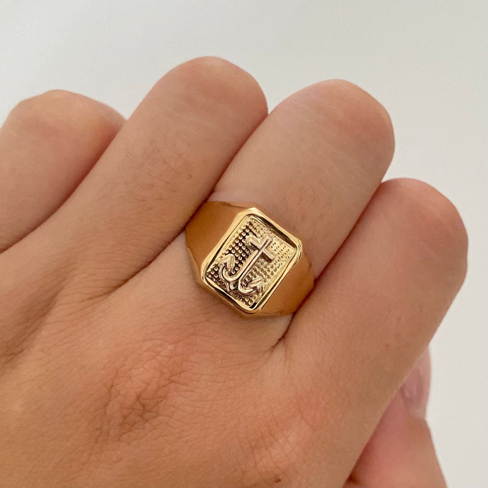 Anillo troquel rectangular ancla fondo diamantado Oro amarillo y Oro blanco 18k / Talla 10 / 3,45 Gr