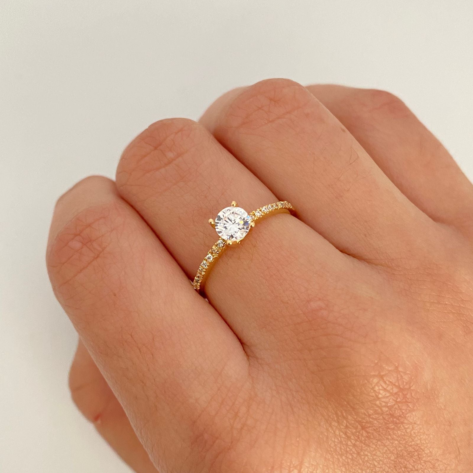 Anillo solitario lateral casting Oro amarillo 18k / Talla 8 / 1,7 Gr