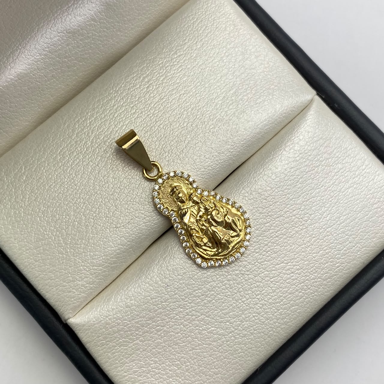 Dije Virgen del carmen silueta circones blancos Oro amarillo 18k 4,6 Gr / 12,9 mm / 3 Cm