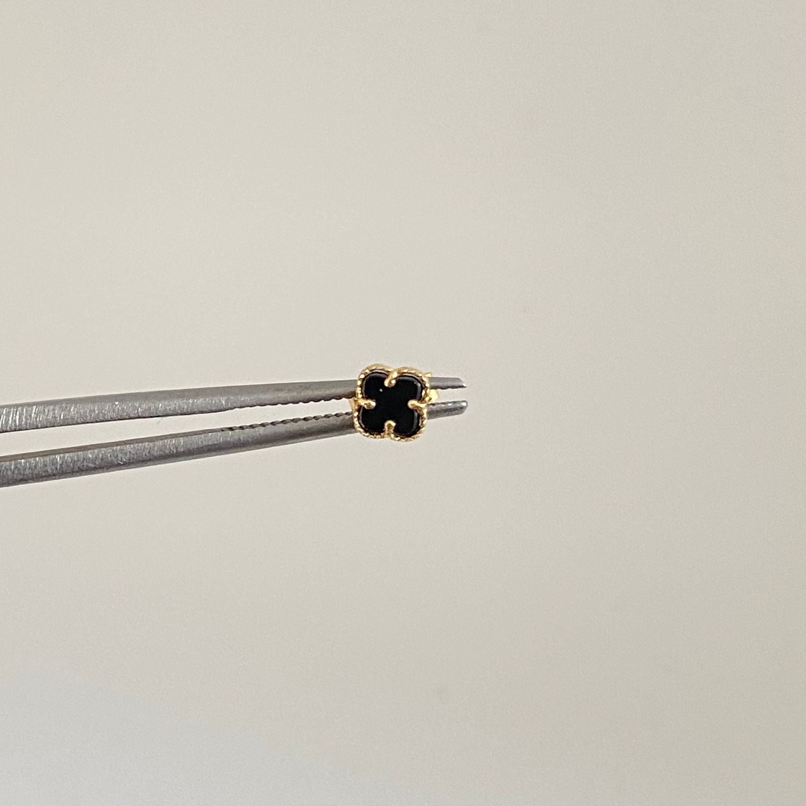 Topos It individual trebol fondo negro Oro amarillo 18k +4 / 0,45 Gr / 4,0 mm