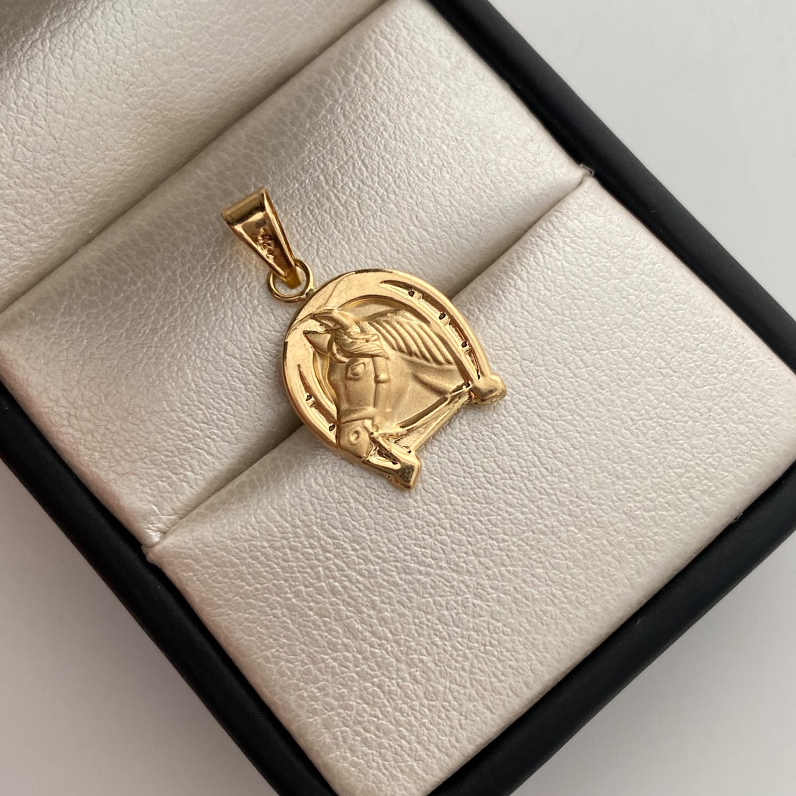 Dije Herradura con Caballo Oro amarillo 18k 1,15 Gr / 13,7 mm / 2,2 Cm