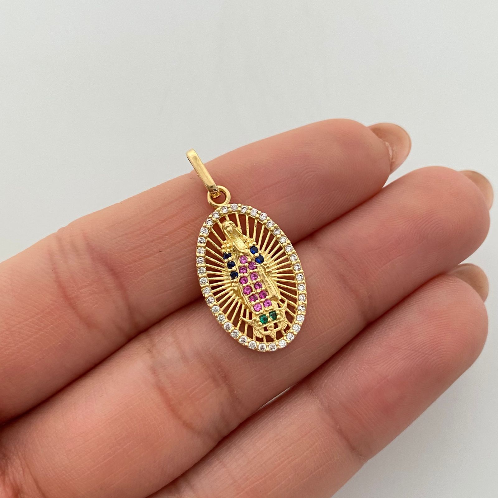Dije virgen de guadalupe con circones multicolor  Oro amarillo 18k 1,9 Gr / 12,9 mm / 2,8 Cm