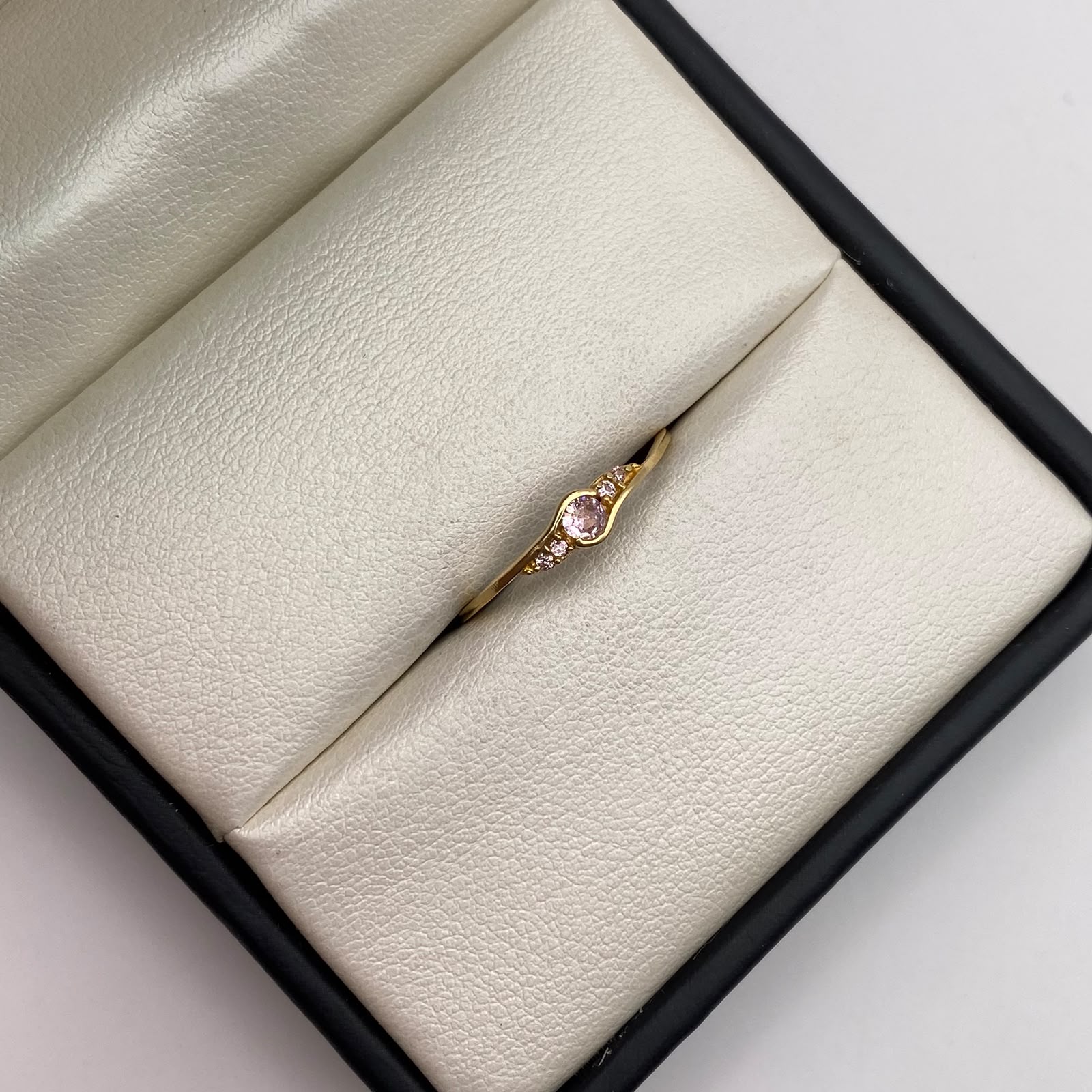 Anillo solitario circones rosados Oro amarillo 18k / Talla 7 1/2 / 1,55 Gr / 1,29 mm