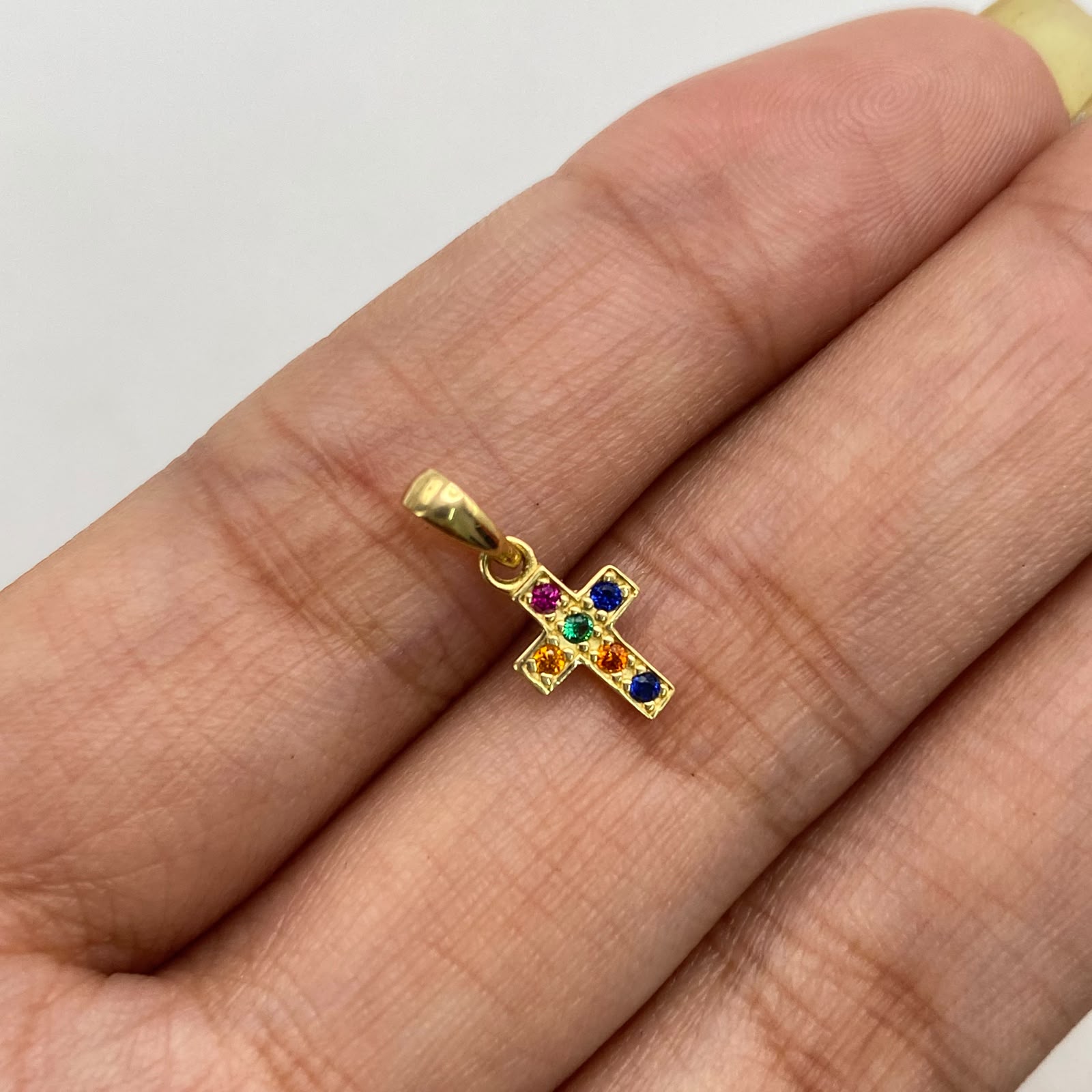Dije  mini cruz circones multicolor  Oro amarillo 18k 0,5 Gr / 6,4 mm / 1,5 Cm