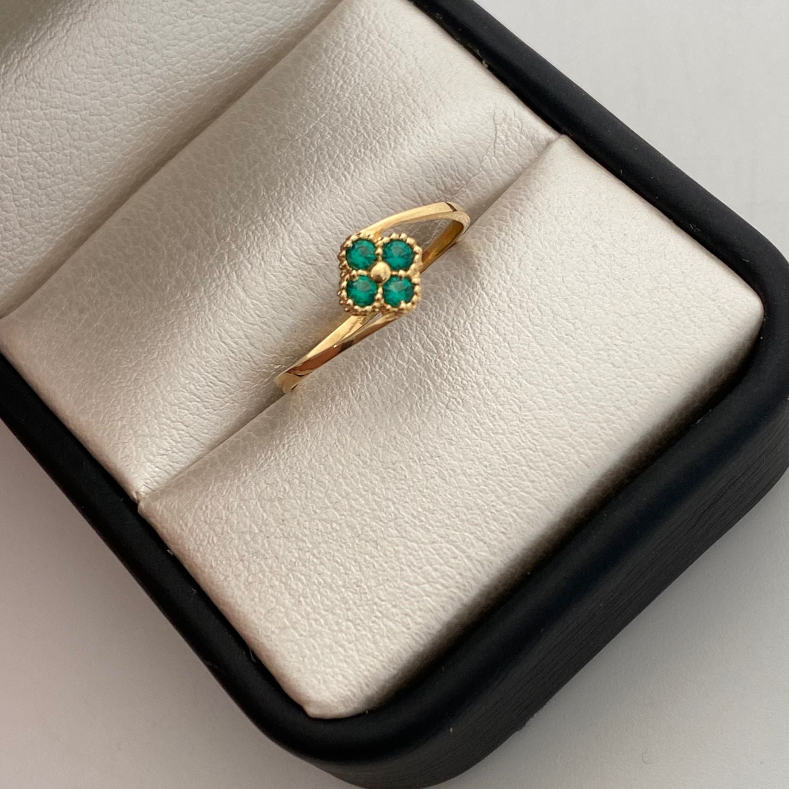 Anillo Trebol Circones Verdes Oro amarillo 18k / Talla 6 3/4 / 1,1 Gr / 1,3 mm
