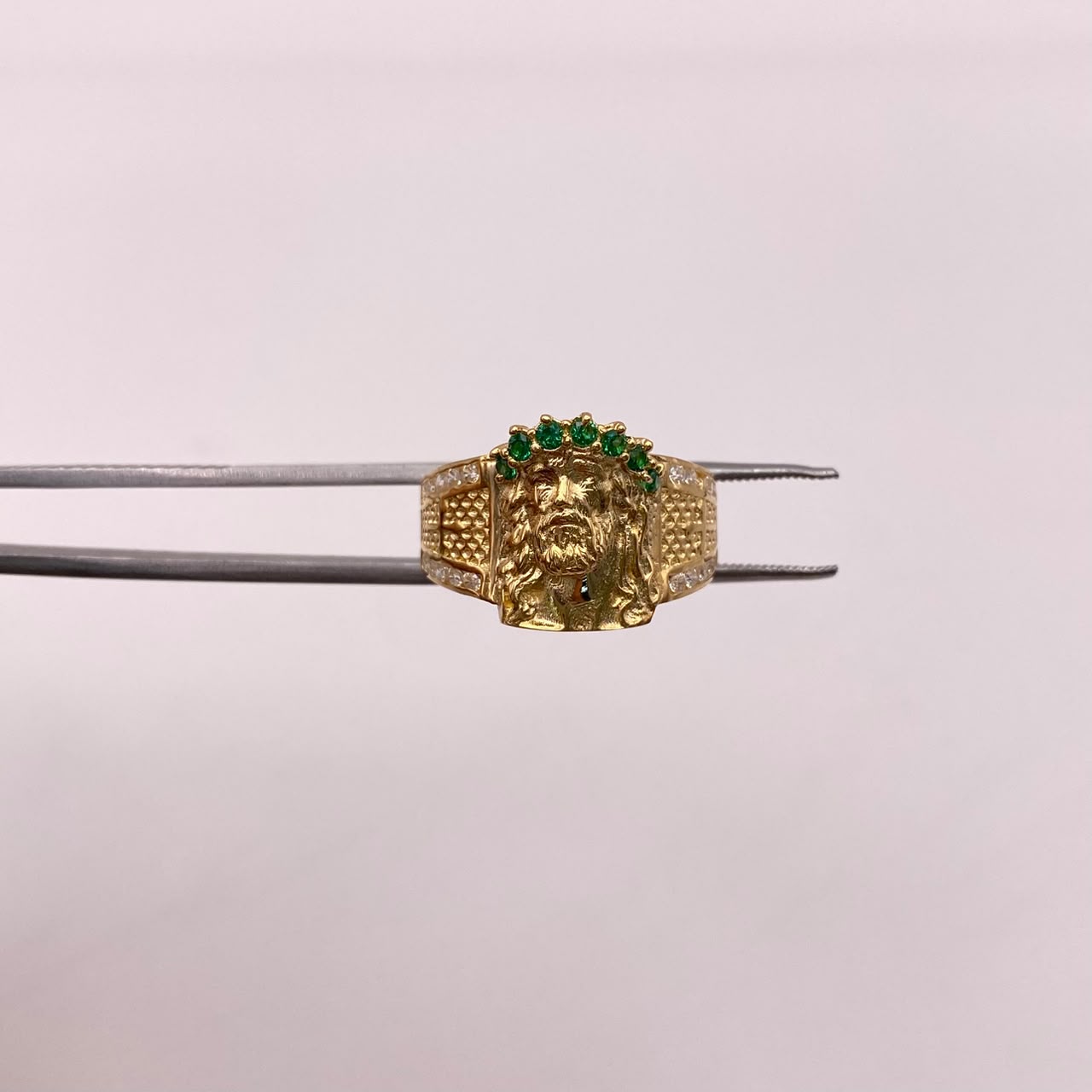 Anillo Rostro cristo circones blancos y verdes Oro amarillo 18k / Talla 9 1/2 / 6,2 Gr / 5,2 mm
