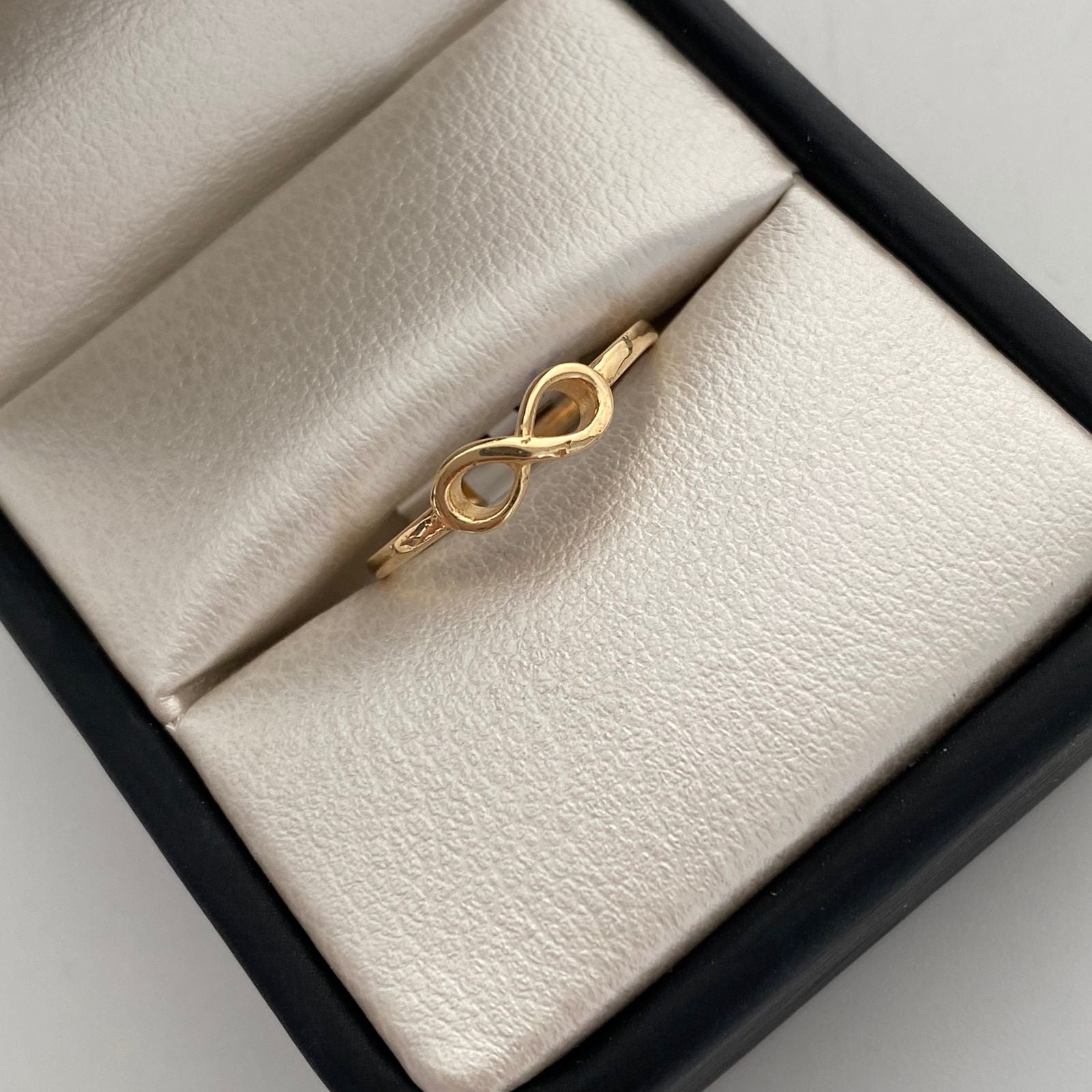 Anillo Infinito Oro amarillo 18k / Talla 6 / 1,45 Gr / 1,4 mm