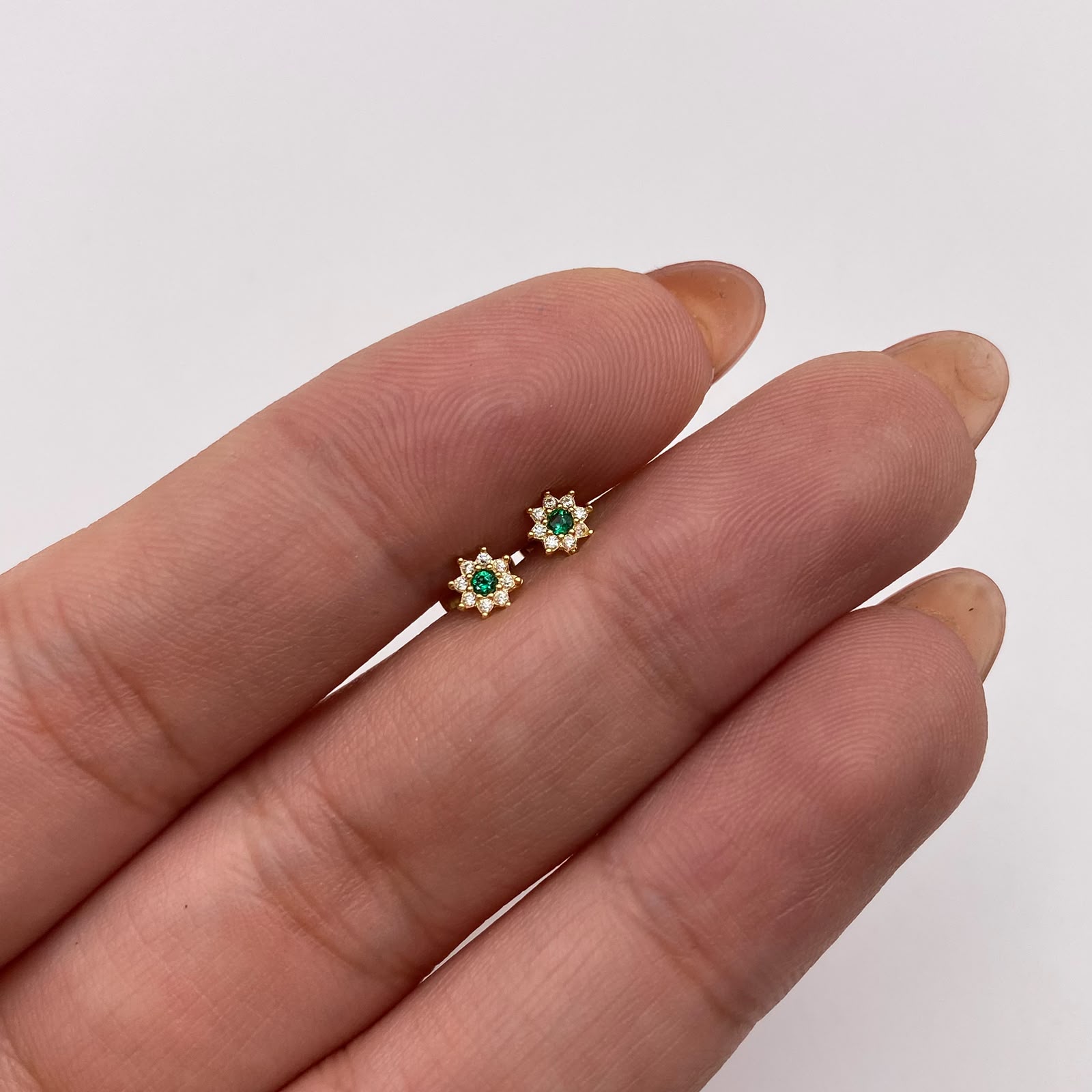 Topos Flor circones verrdes y blancos Oro amarillo 18k 0,5 Gr / 4,2 mm