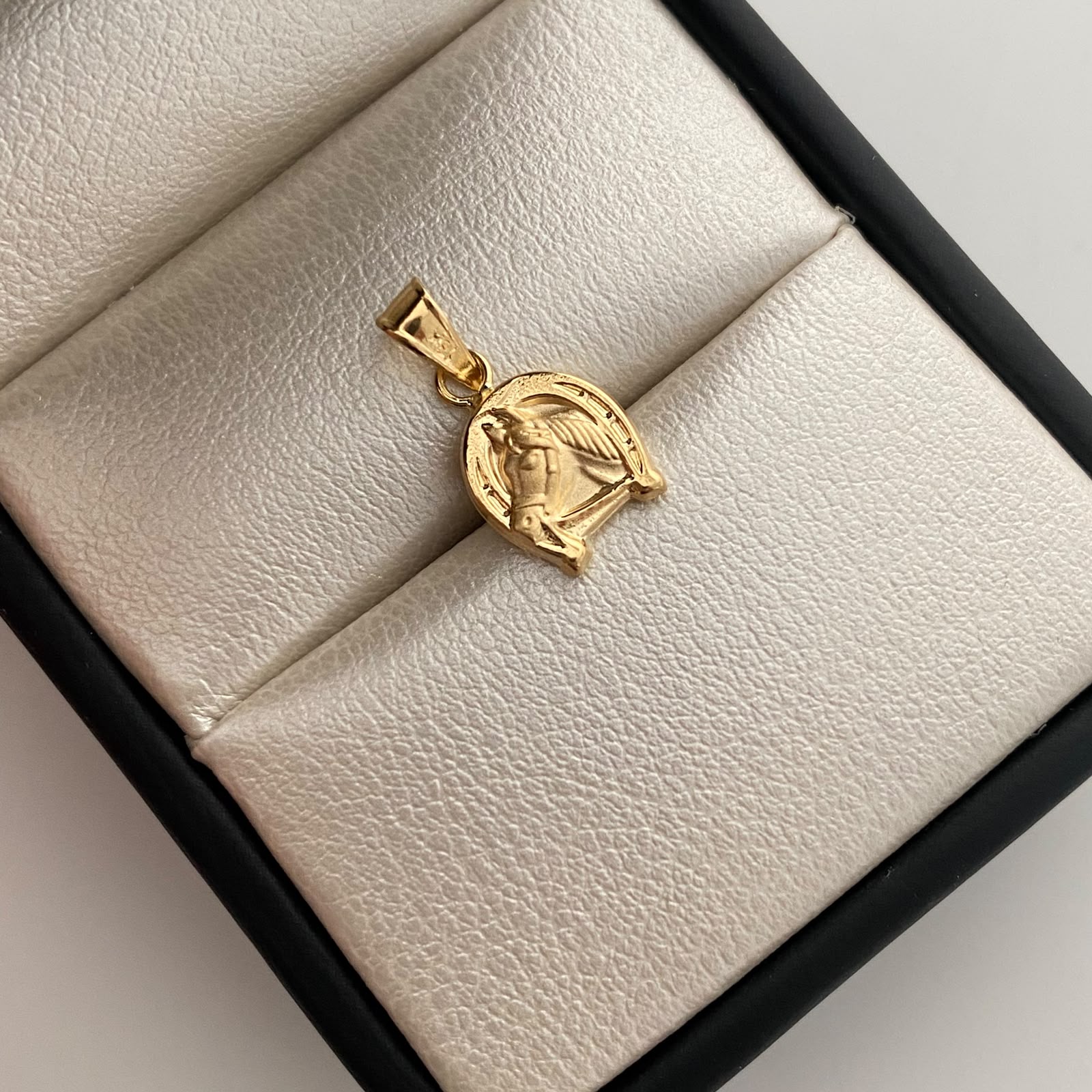 Dije Herradura de Caballo Oro amarillo 18k 0,55 Gr / 8,7 mm / 1,6 Cm