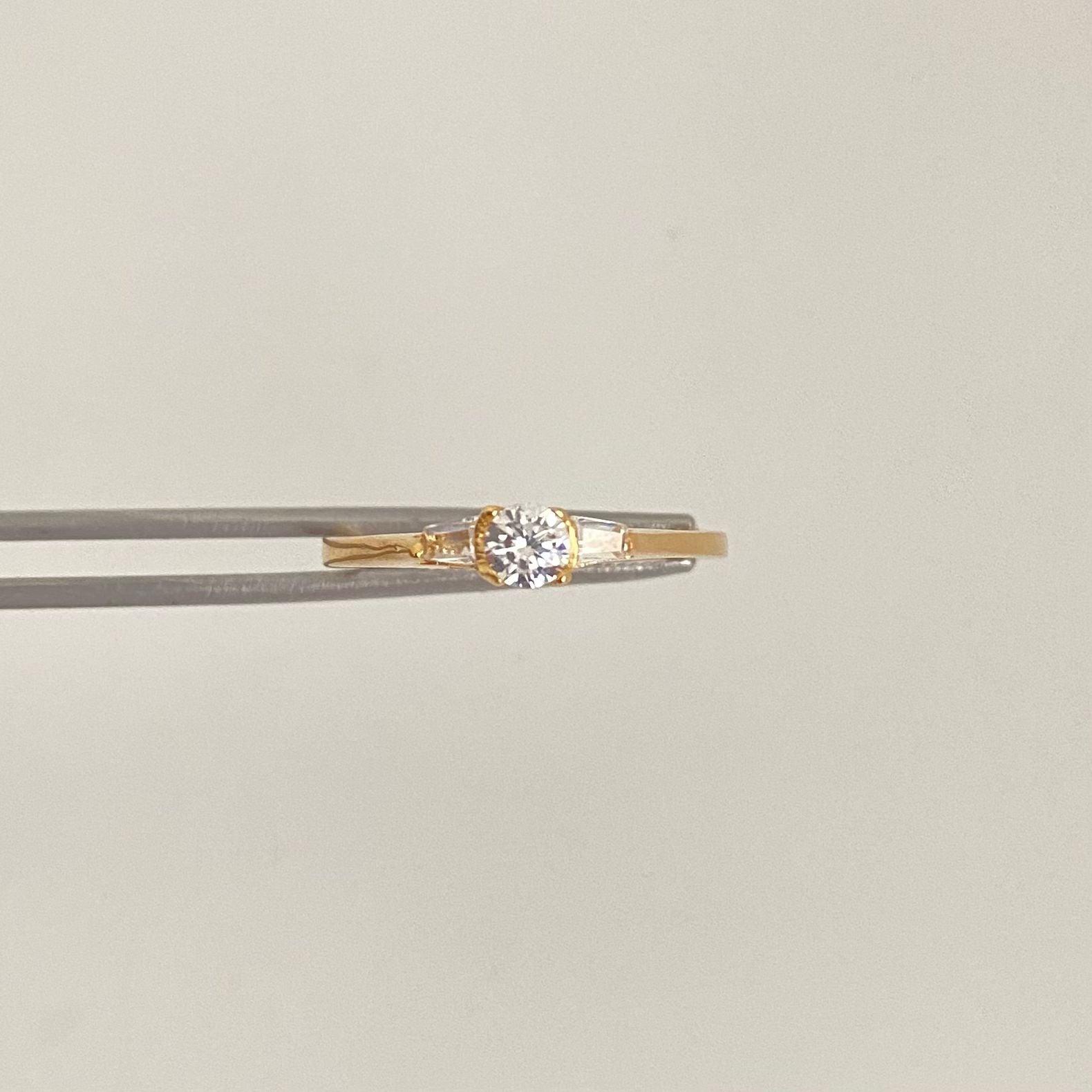 Anillo solitario circon blanco lateral baguet Oro amarillo 18k / Talla 5 1/4 / 1,45 Gr