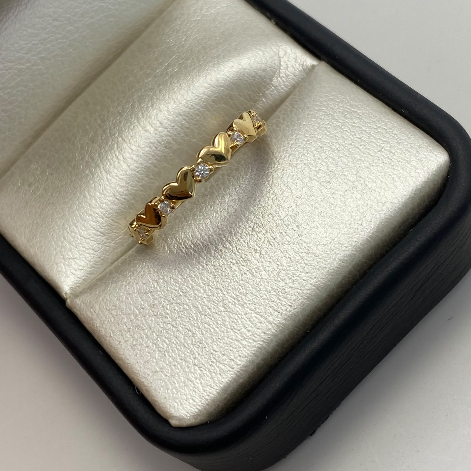 Anillo Fila corazones circones blancos Oro amarillo 18k / Talla 7 / 1,65 Gr / 1,3 mm