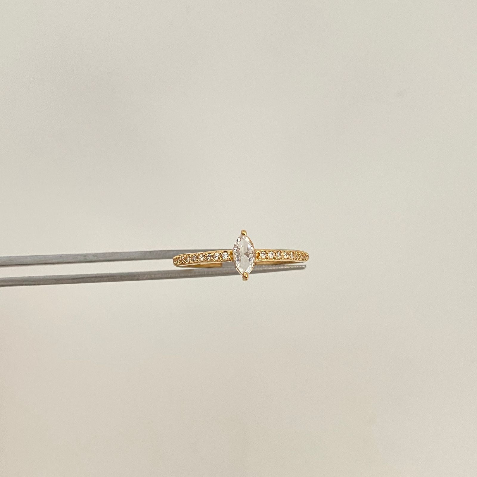 Anillo solitario bisel lateral casting Oro amarillo 18k / Talla 7 1/4 / 1,3 Gr