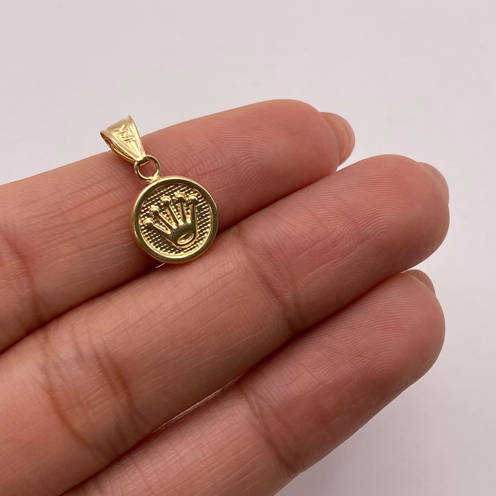 Dije Corona rx Oro amarillo 18k 0,63 Gr / 10,1 mm / 2 Cm