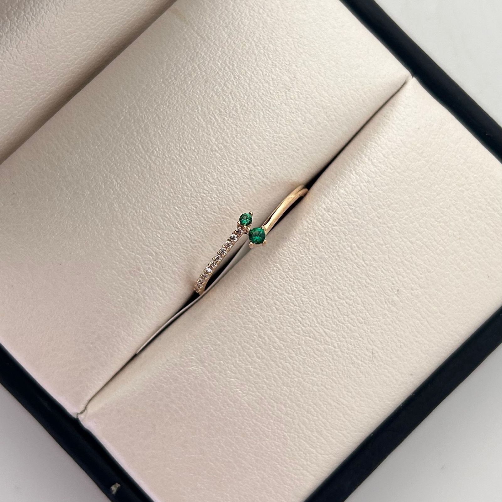 Anillo Solitario Circones dobles Verdes Oro amarillo 18k / Talla 7 1/2 / 1,2 Gr / 1,2 mm