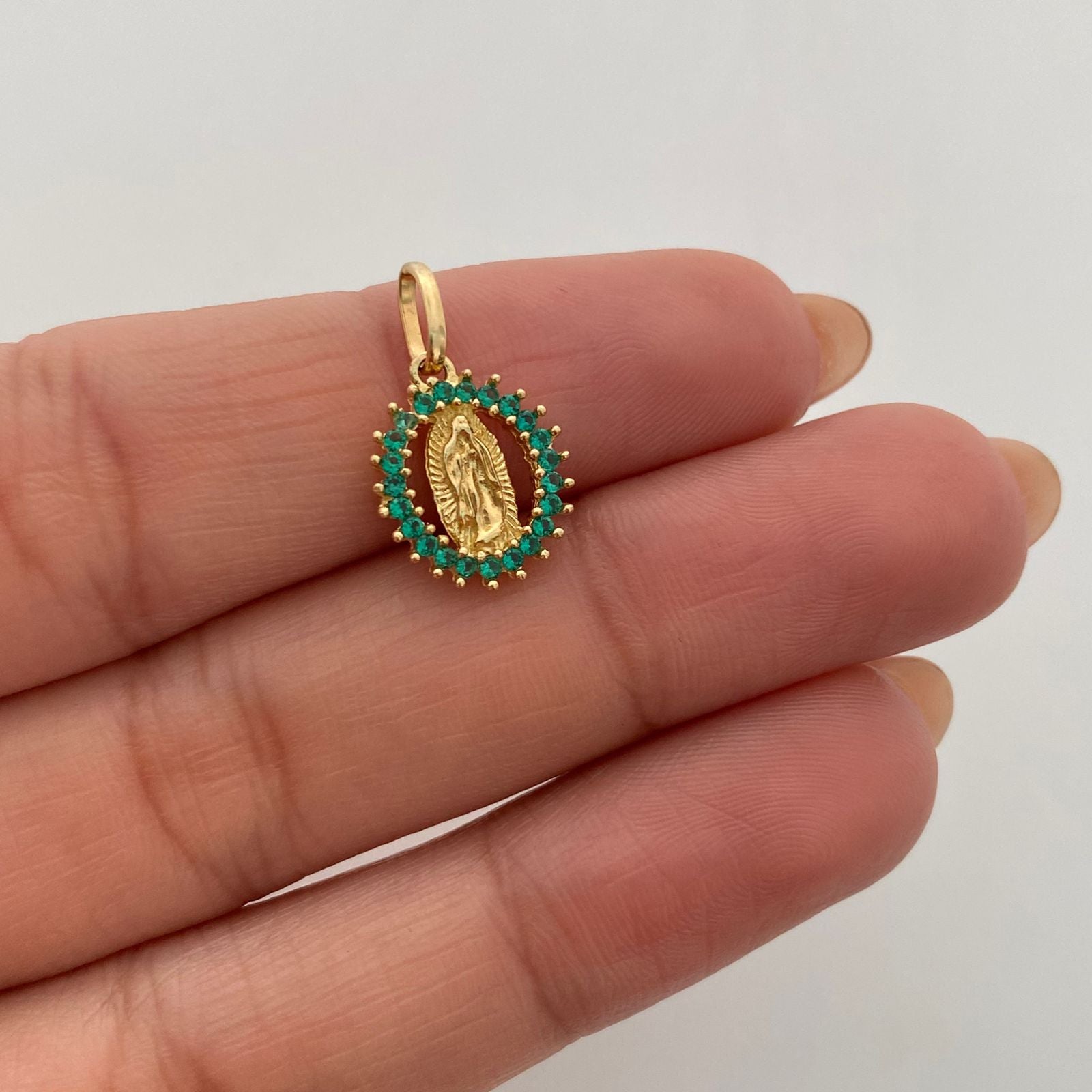 Dije Redondo casting verde Gudalupe Oro amarillo 18k 1,3 Gr / 10,7 mm / 1,7 Cm