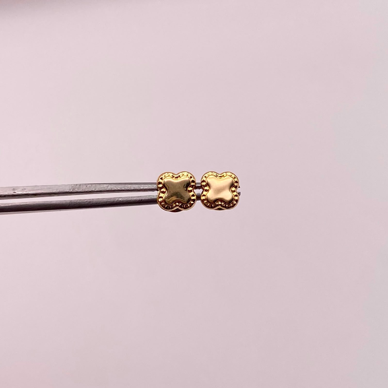 Topos Trebol borde diamantado Oro amarillo 18k 0,45 Gr / 5,9 mm