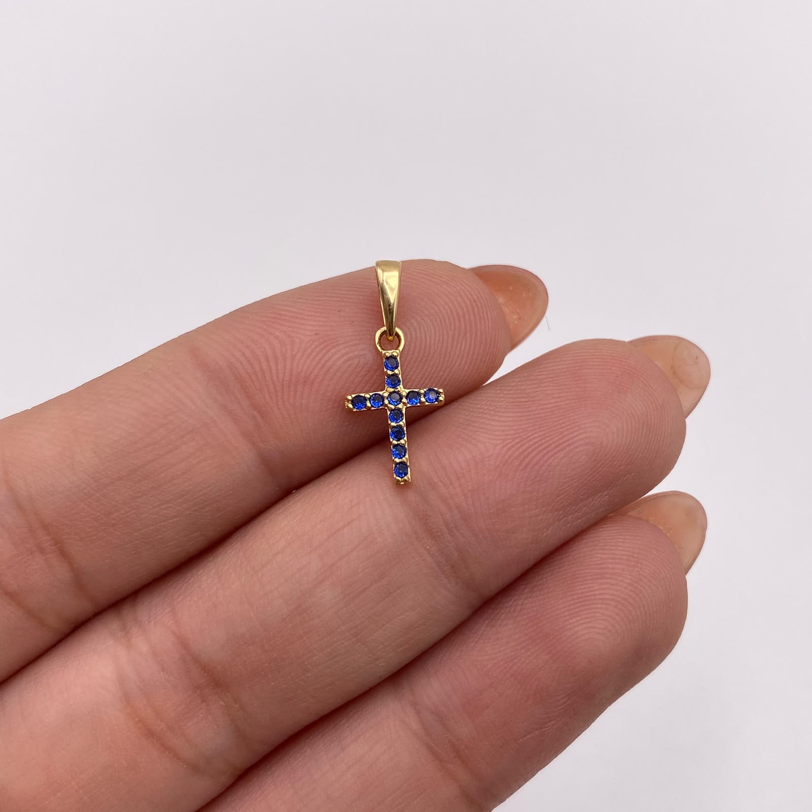 Dije mini cruz circones azul rey Oro amarillo 18k 0,55 Gr / 7,78 mm / 1,5 Cm