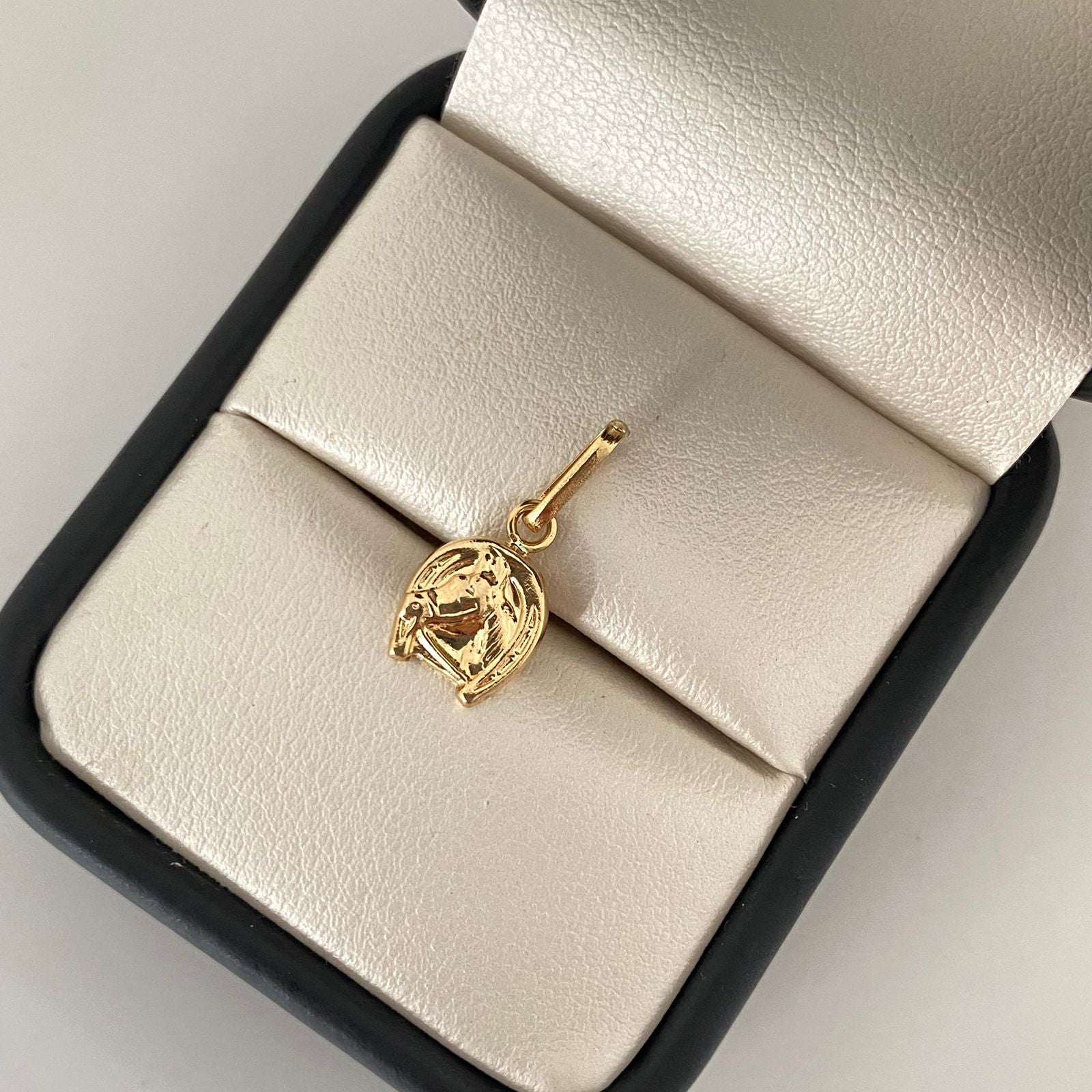 Dije herradura caballo mini  Oro amarillo 18k 0,70 Gr / 2,0 Cm