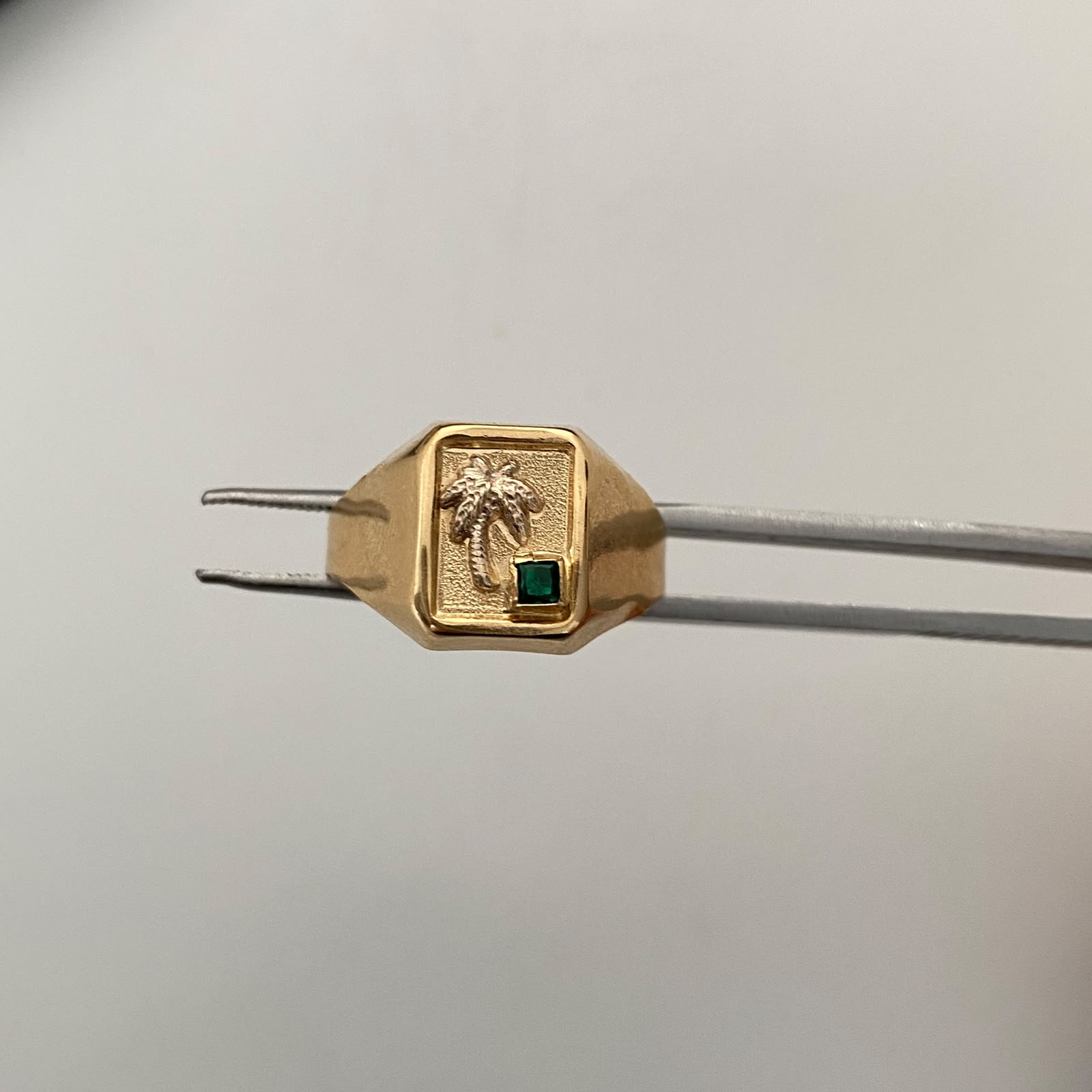 Anillo Troquel Palmera Circon Verde Oro amarillo 18k / Talla 11 1/2 / 3,15 Gr / 4,1 mm